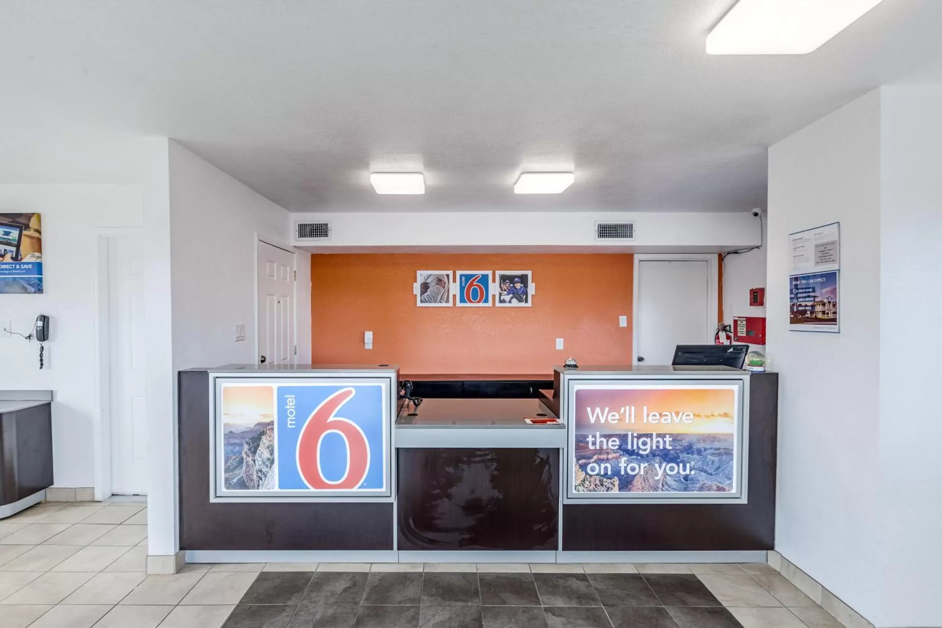 Lobby or reception in Motel 6-Fort Worth, TX - Convention Center