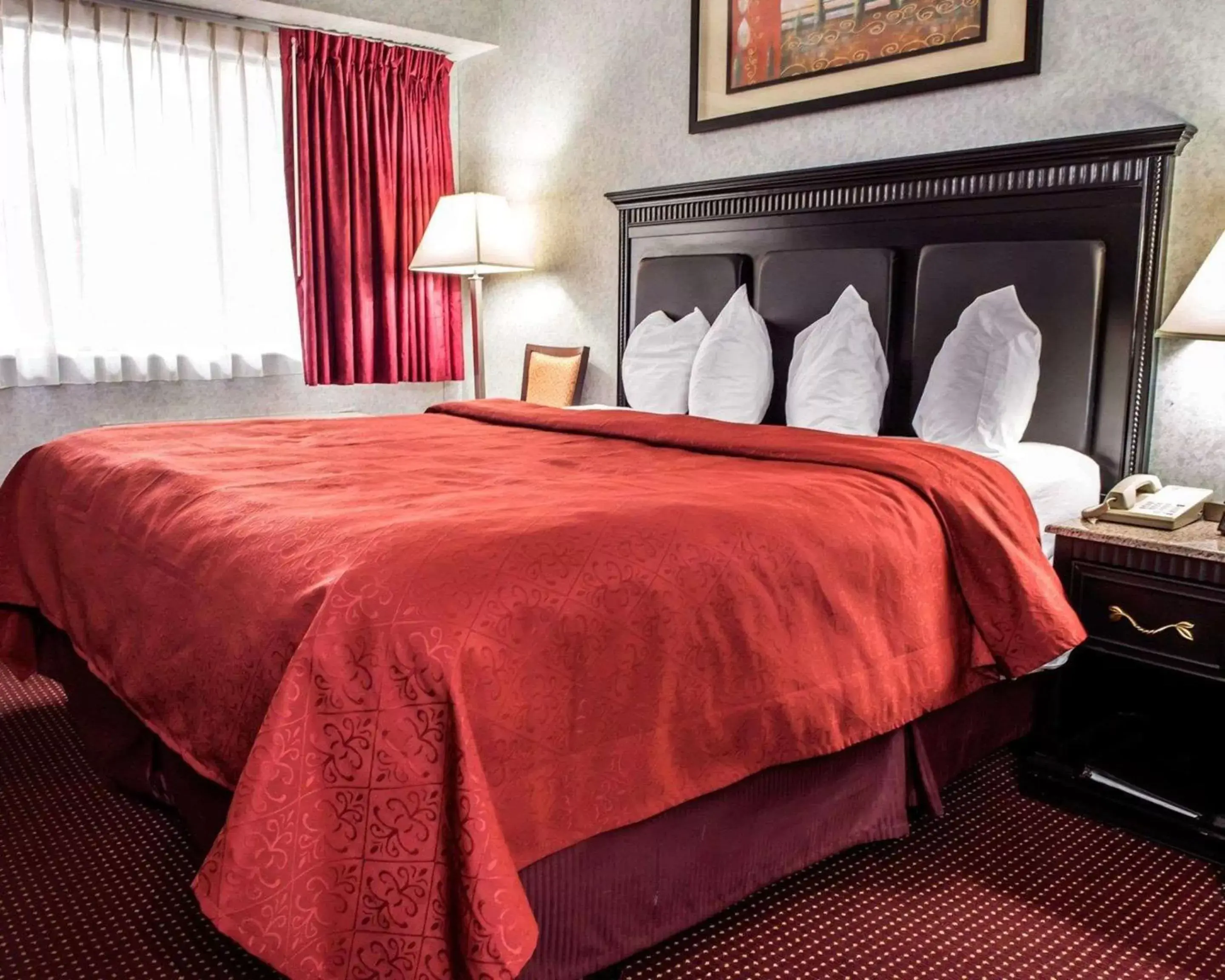 Photo of the whole room, Bed in Quality Inn & Suites North Gibsonia