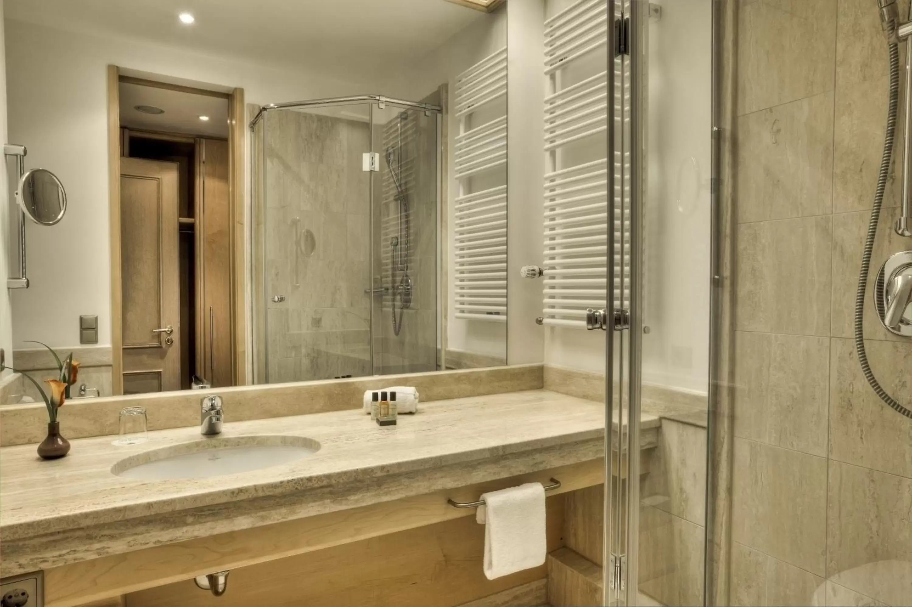 Shower, Bathroom in Hotel zur Post