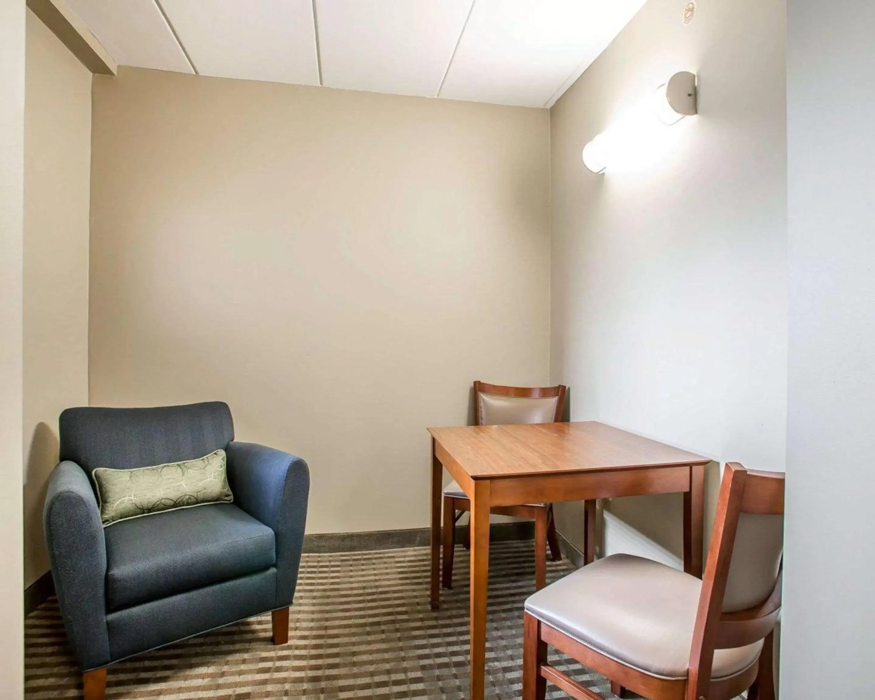 Photo of the whole room in Comfort Inn Hammond I-94 Photo of the whole room in Comfort Inn Hammond I-94