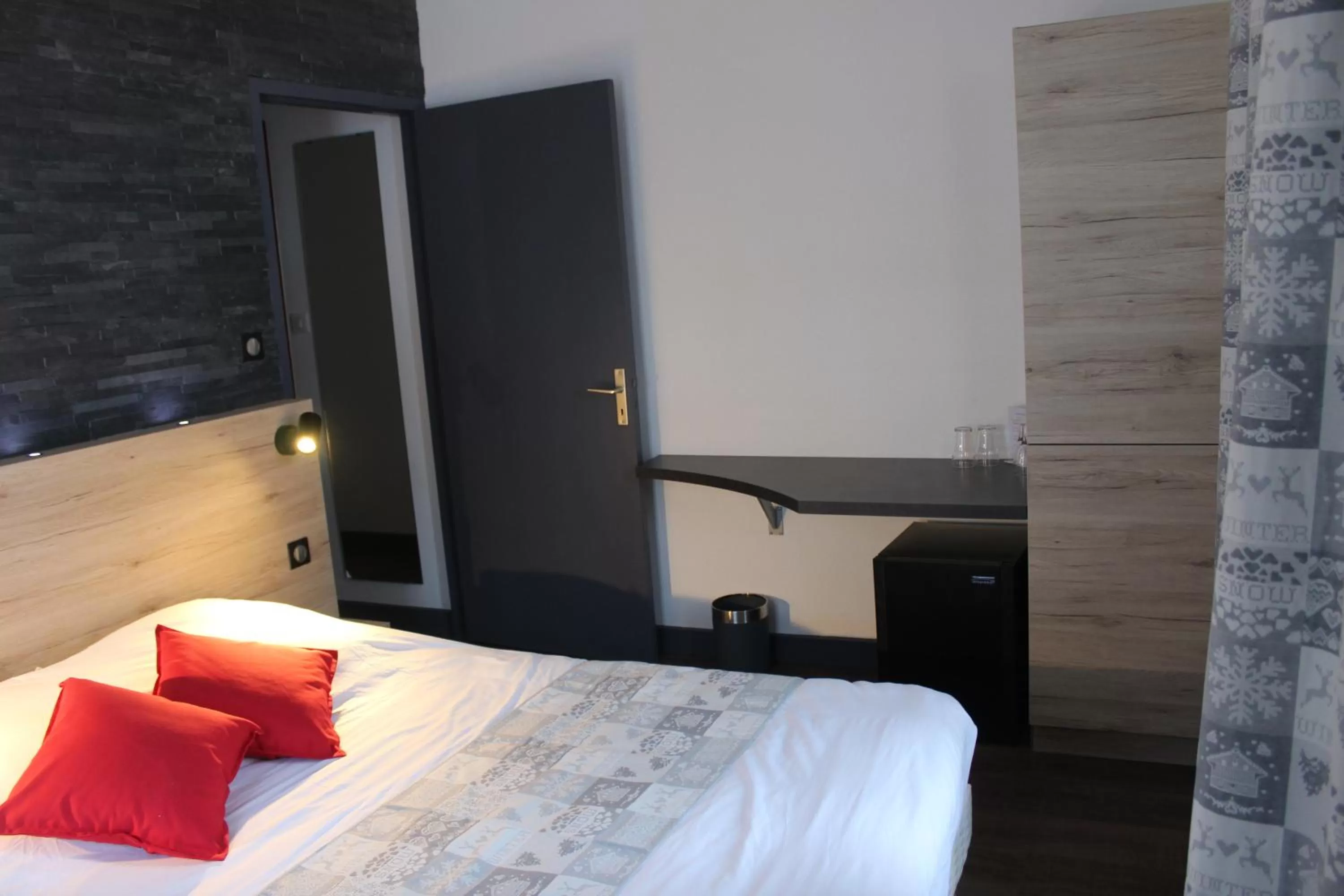 Bedroom, Bed in Hotel Restaurant Du Haut Du Roc