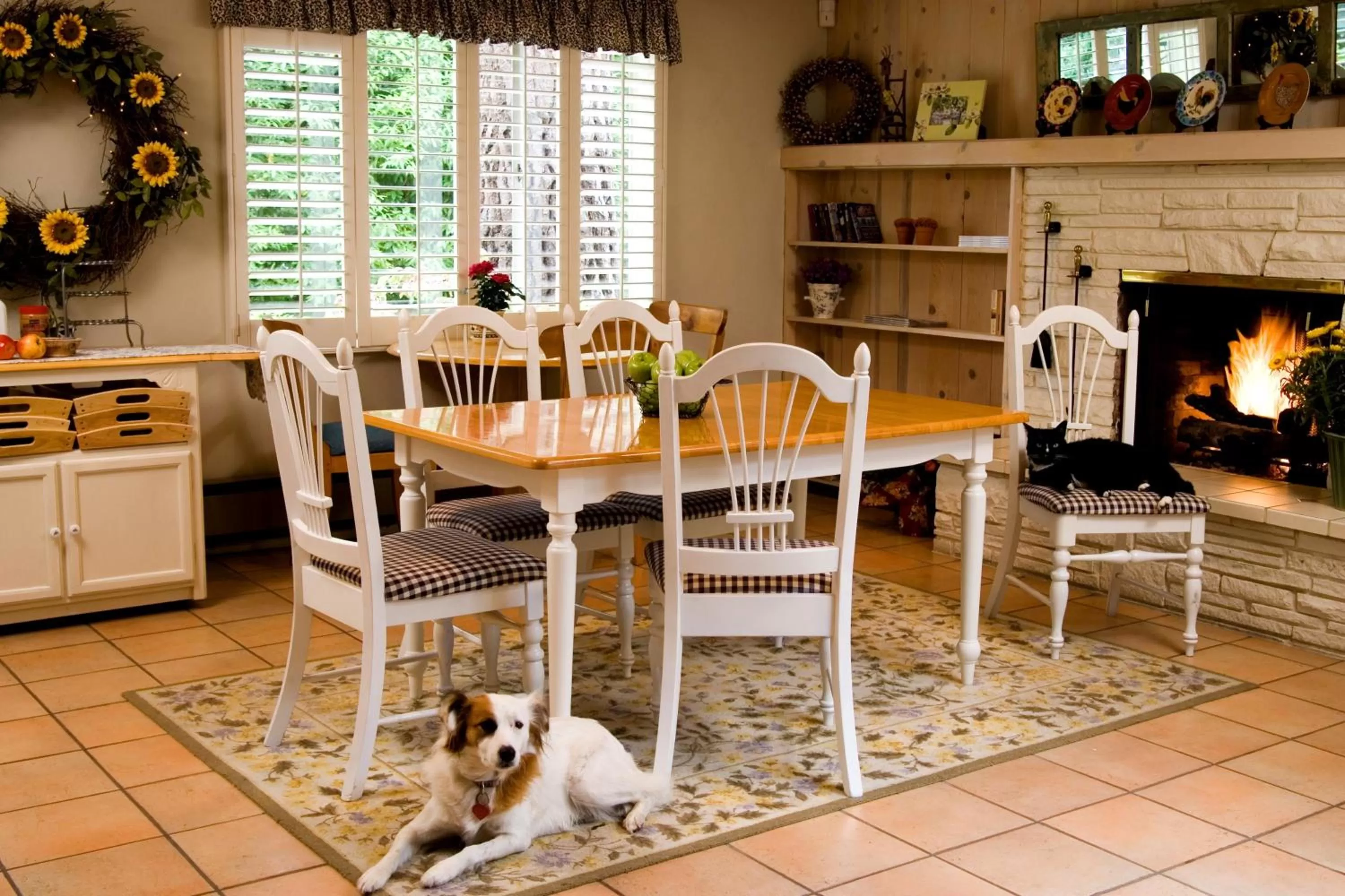 Restaurant/places to eat, Pets in Carmel Country Inn