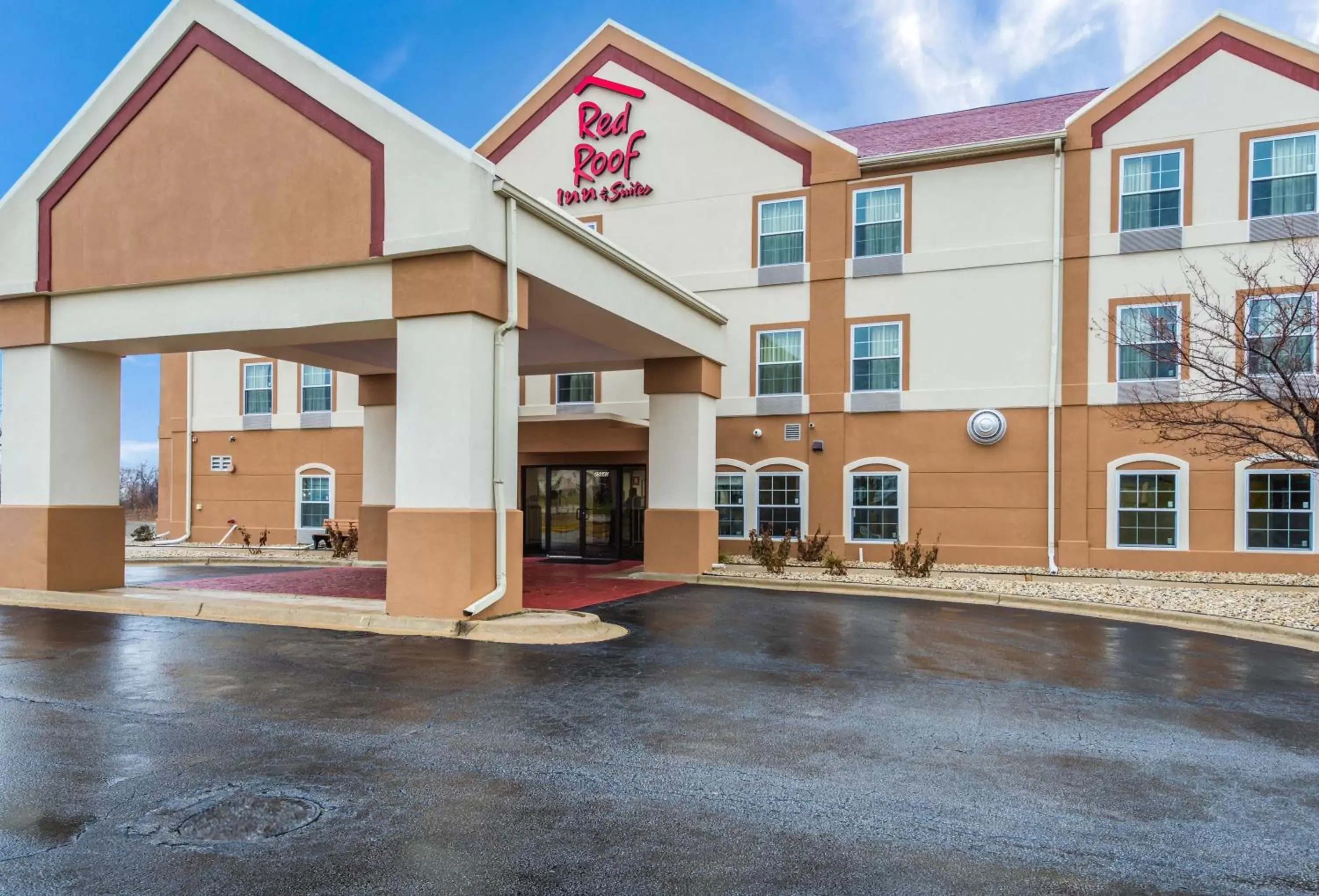Property building in Red Roof Inn & Suites Monee Property building in Red Roof Inn & Suites Monee