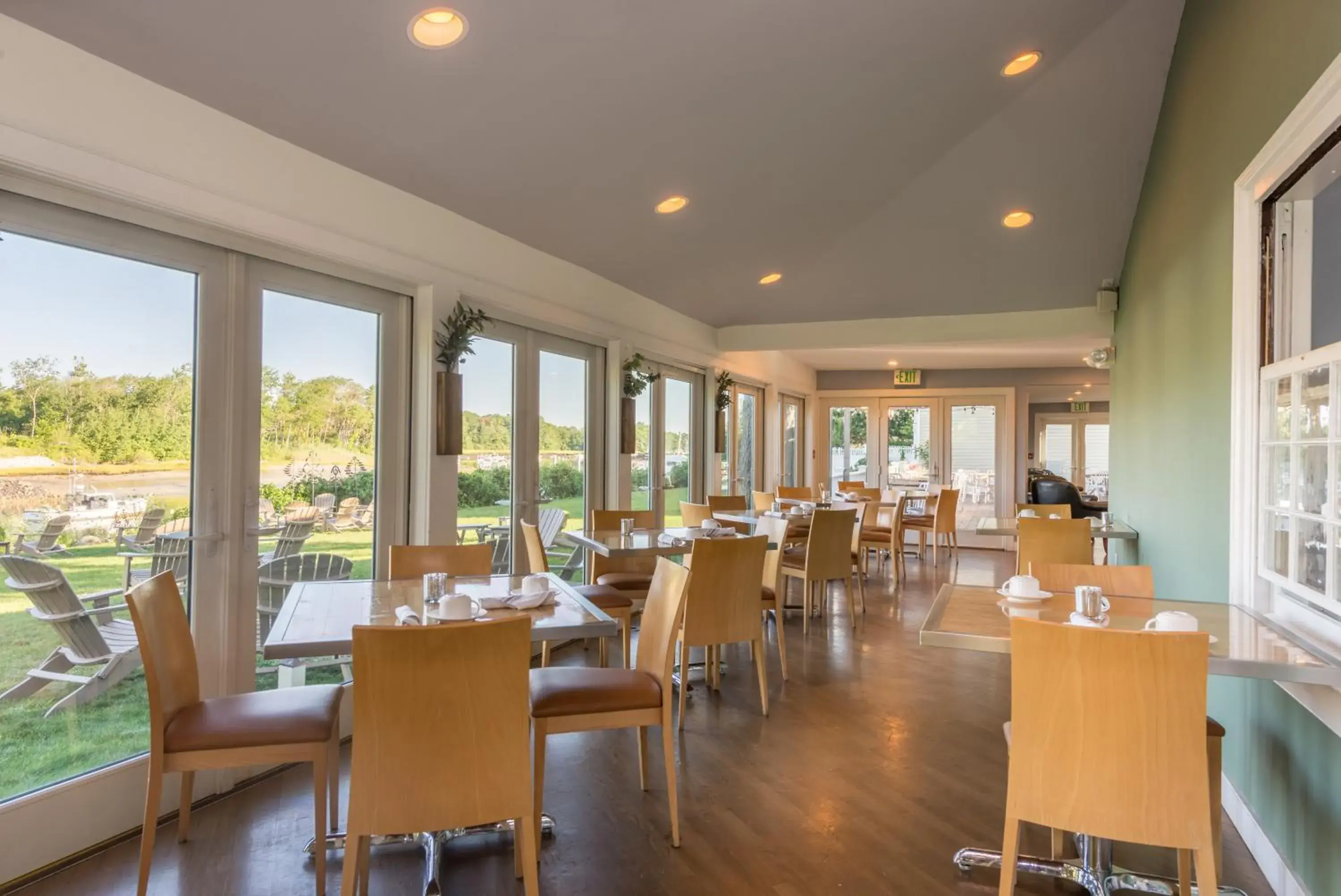 Restaurant/places to eat in Breakwater Inn Restaurant/places to eat in Breakwater Inn