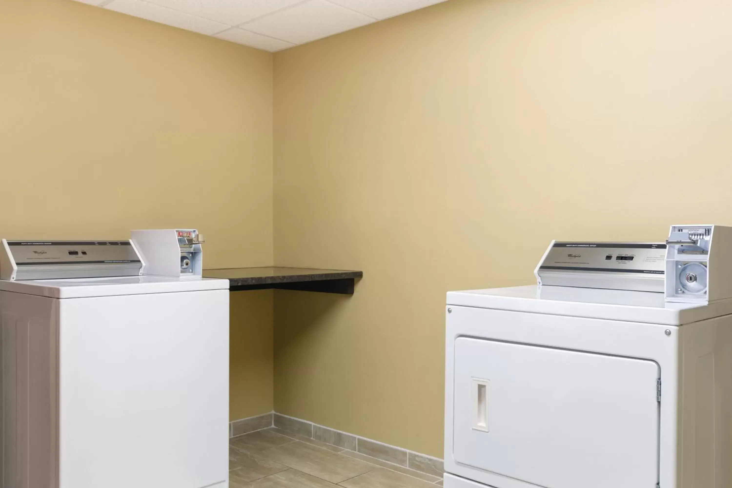 Kitchen/Kitchenette in Country Inn & Suites by Radisson, Fergus Falls, MN