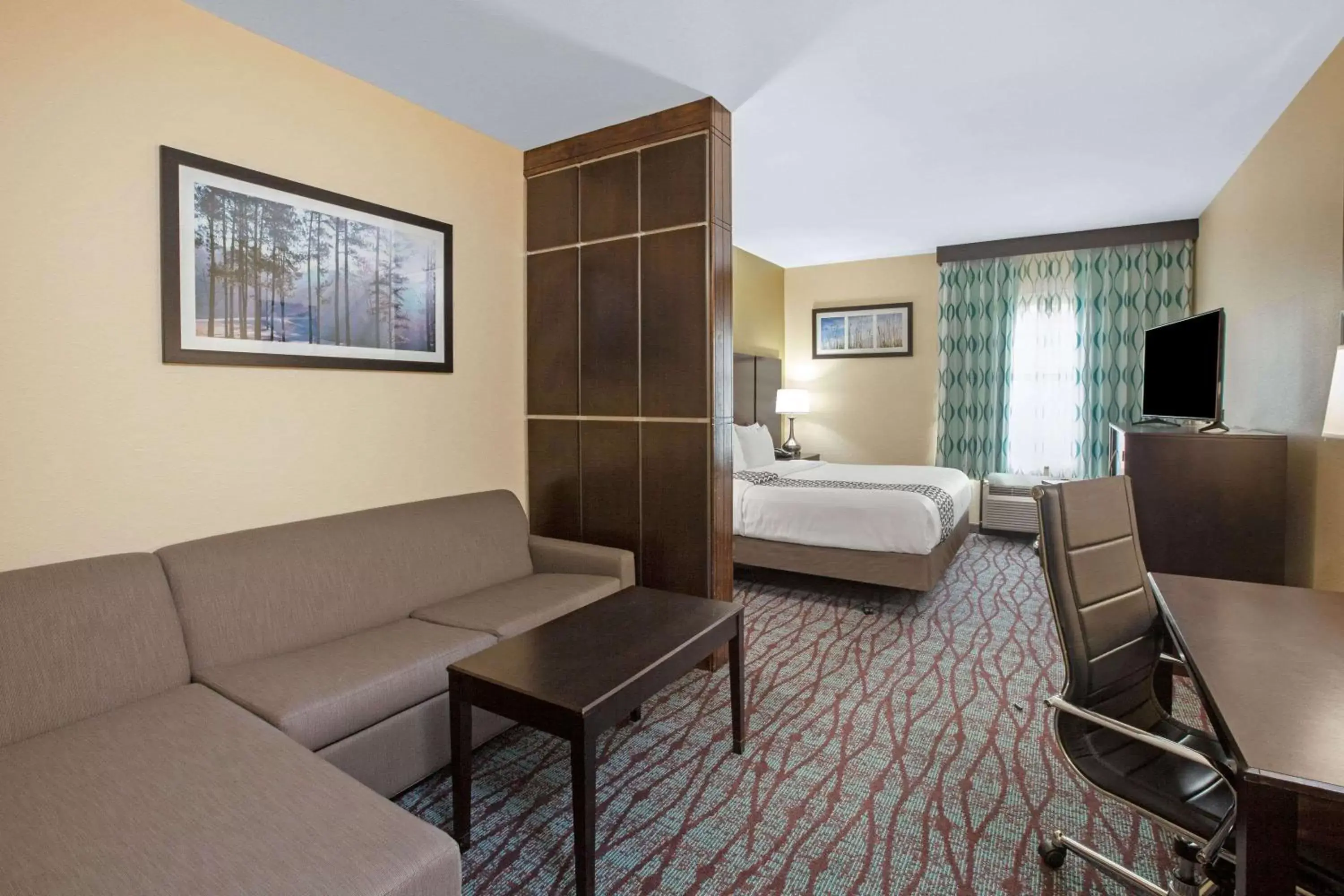 Deluxe King Room with Bath Tub - Mobility/Hearing Accessible - Non-Smoking in La Quinta by Wyndham Pasadena North Deluxe King Room with Bath Tub - Mobility/Hearing Accessible - Non-Smoking in La Quinta by Wyndham Pasadena North