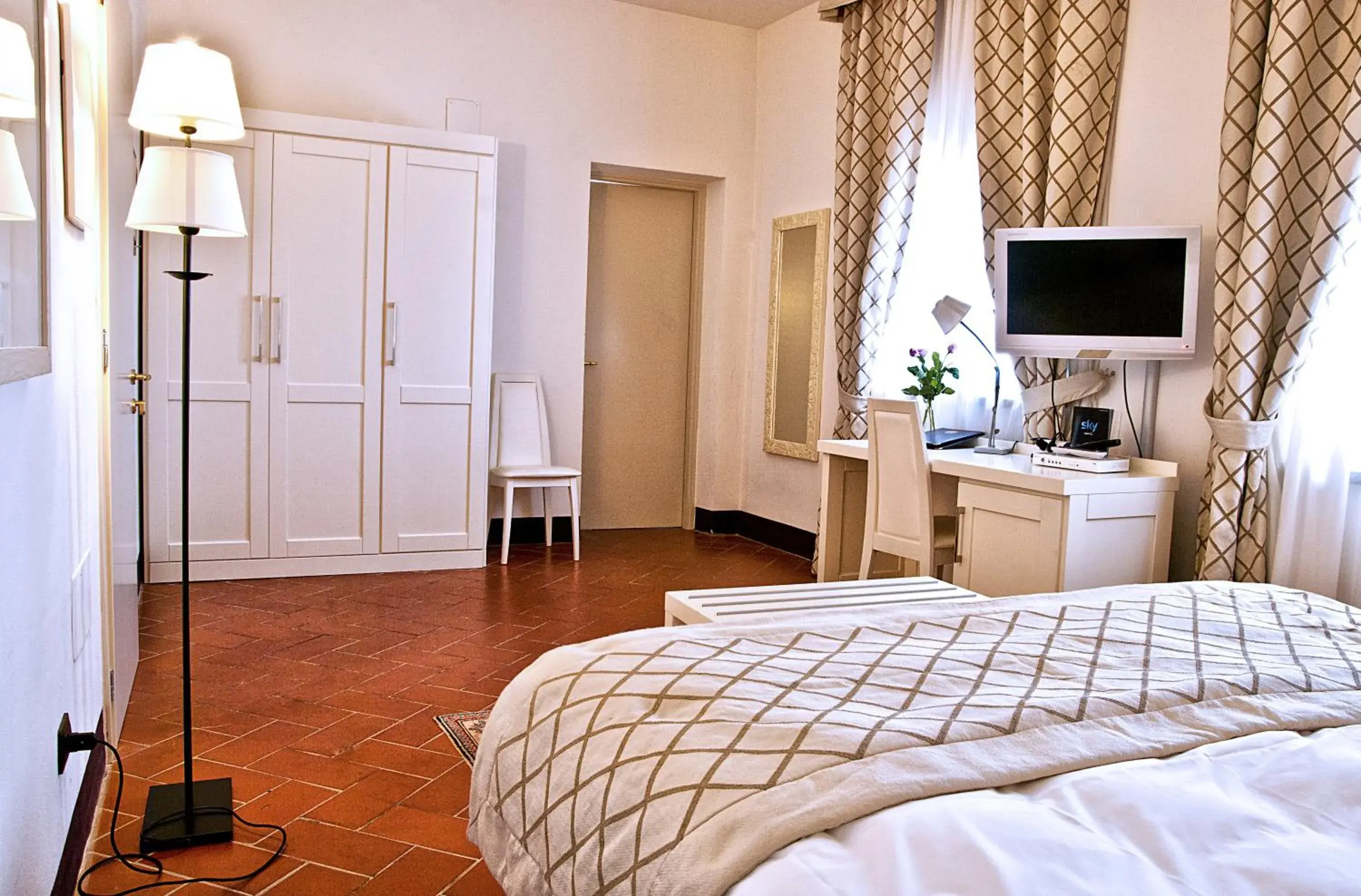 Bed, TV/Entertainment Center in Hotel San Miniato