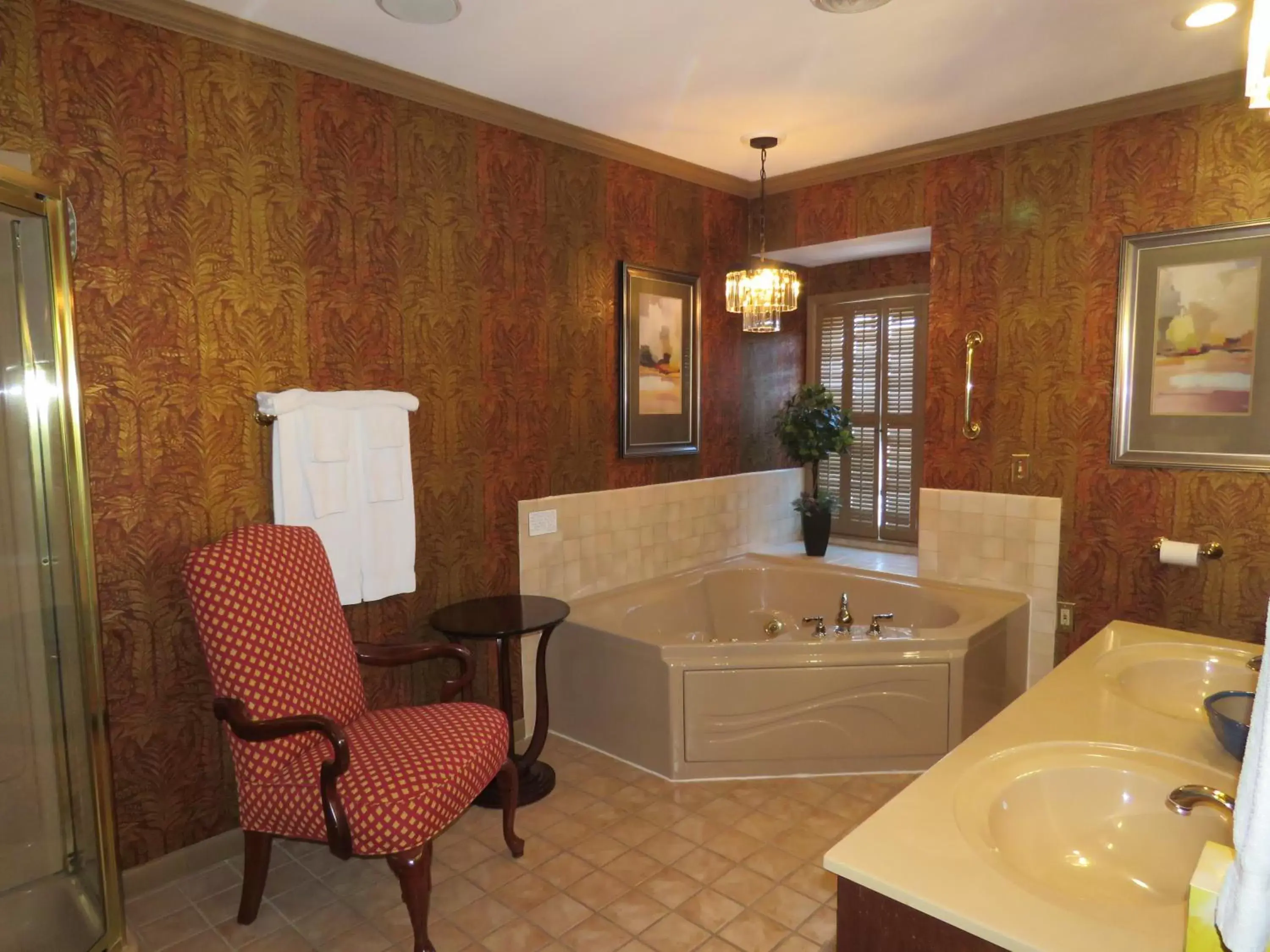 Bathroom in Altland House Inn & Suites