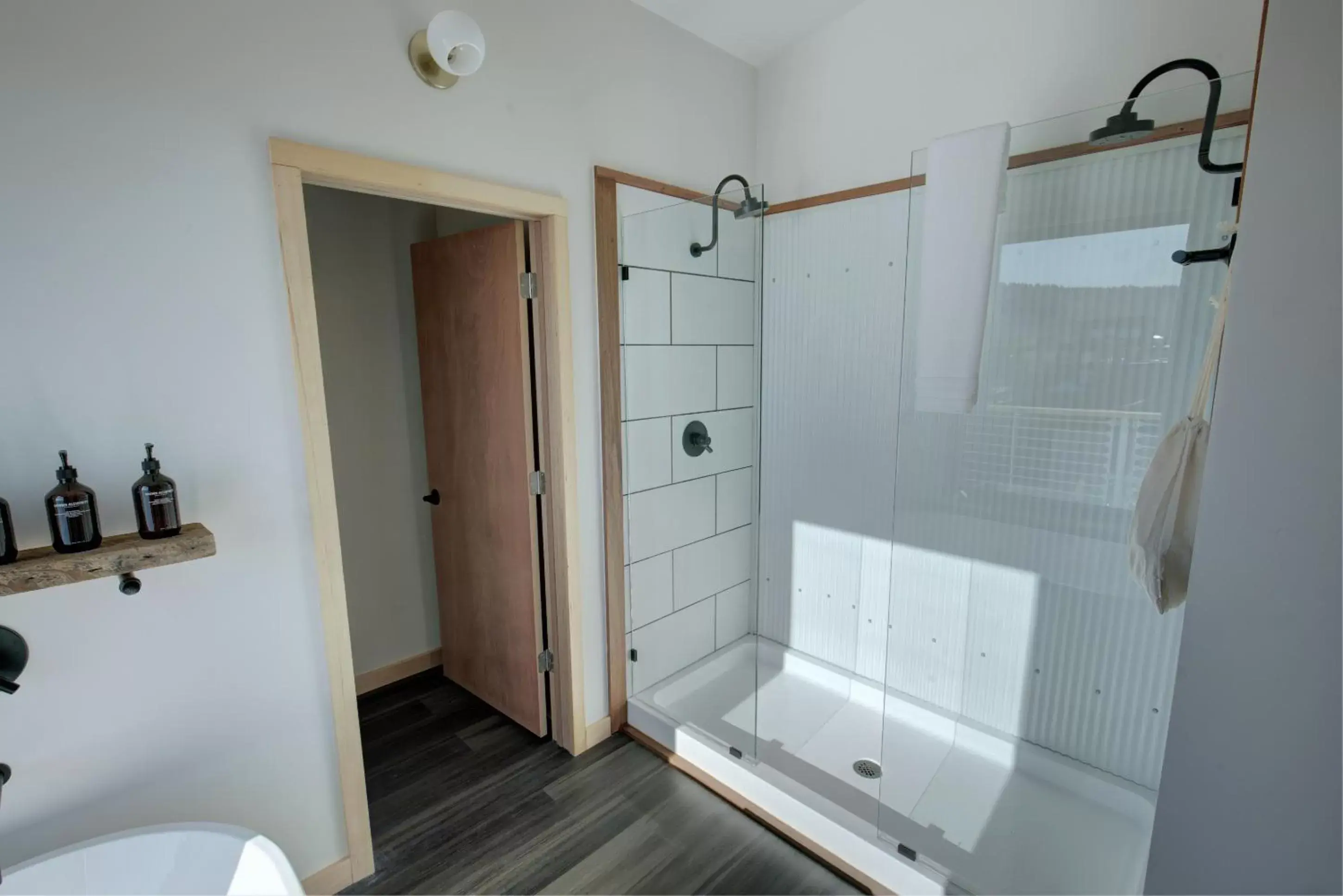 Shower, Bathroom in Bowline Hotel