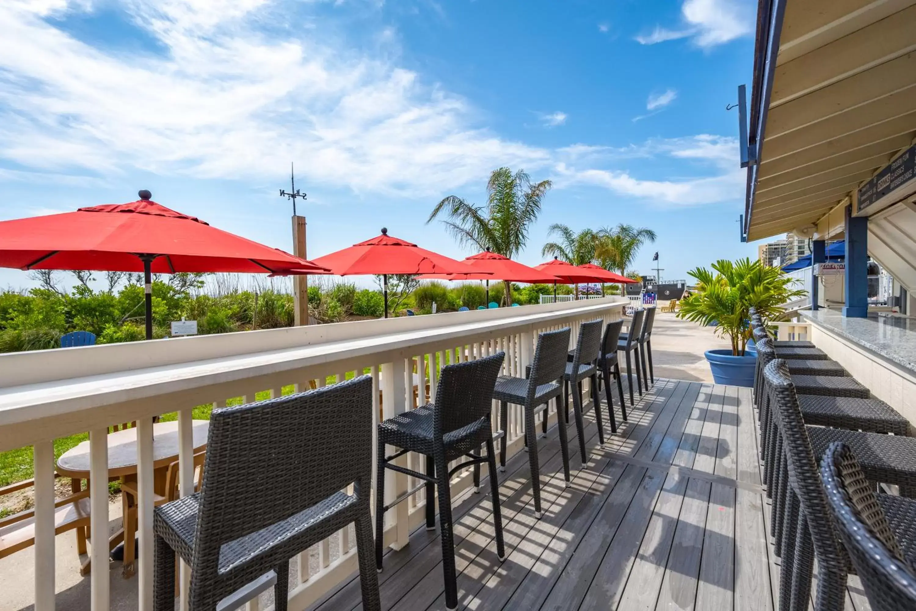 Dining area, Balcony/Terrace in Carousel Resort Hotel and Condominiums