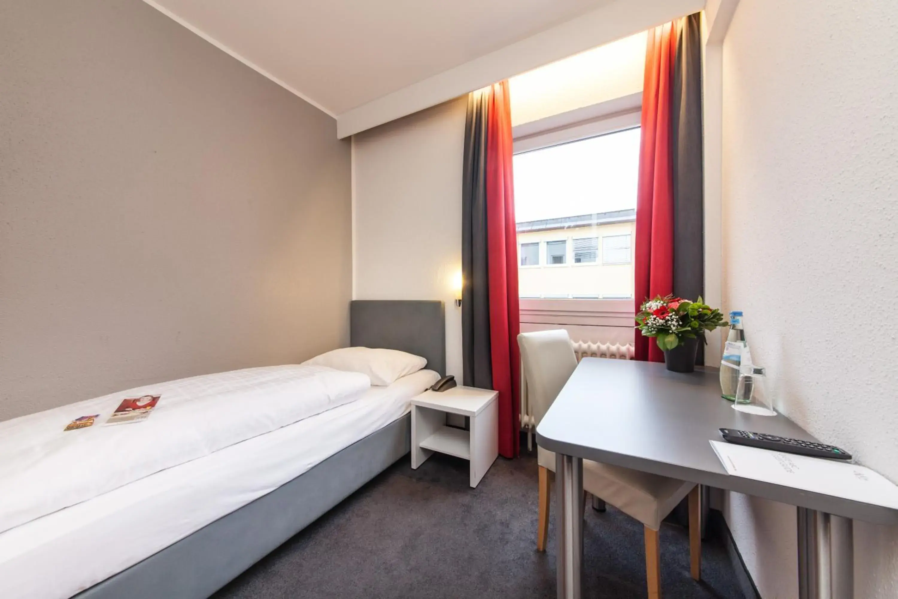 Photo of the whole room in Sure Hotel by Best Western Muenchen Hauptbahnhof