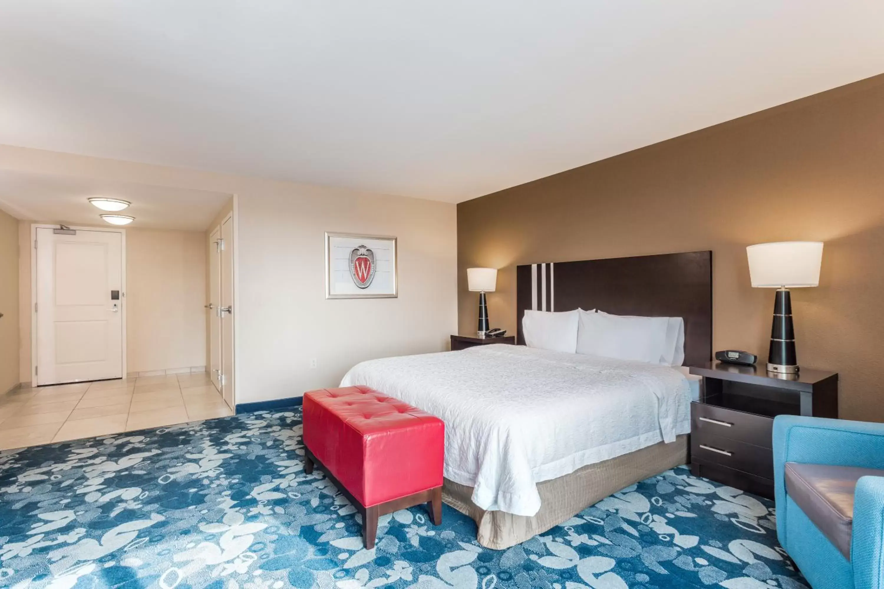 Guests, Bed in Hampton Inn & Suites Madison Downtown