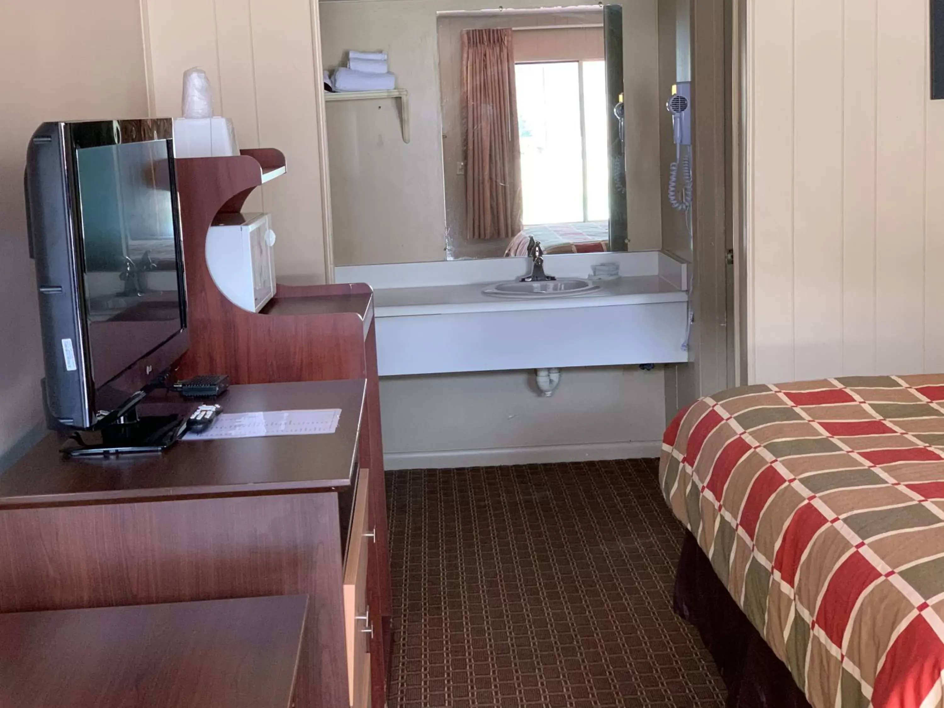 Bedroom, Bathroom in Travelowes Motel - Maggie Valley
