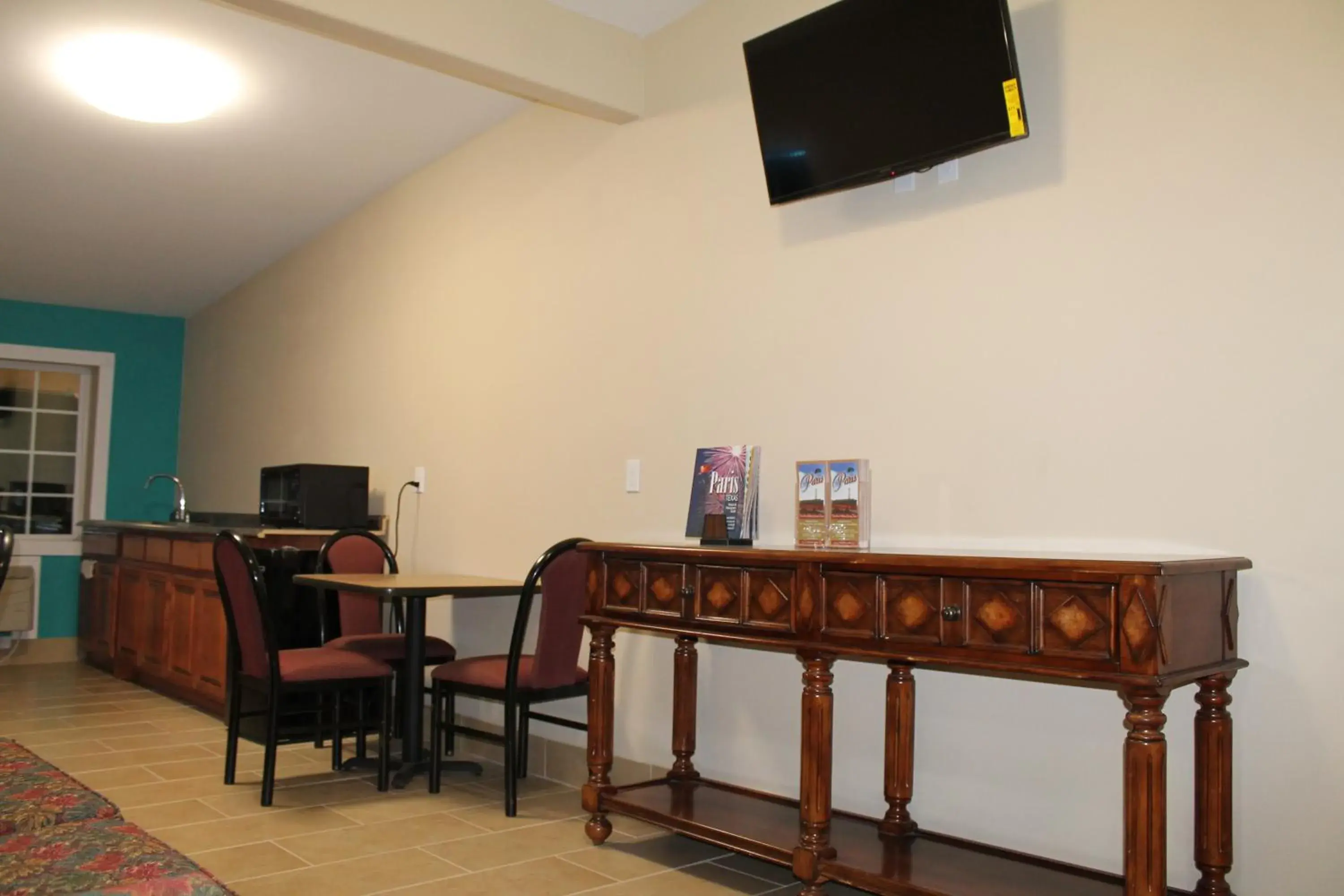 Lobby or reception, TV/Entertainment Center in American Inn & Suites