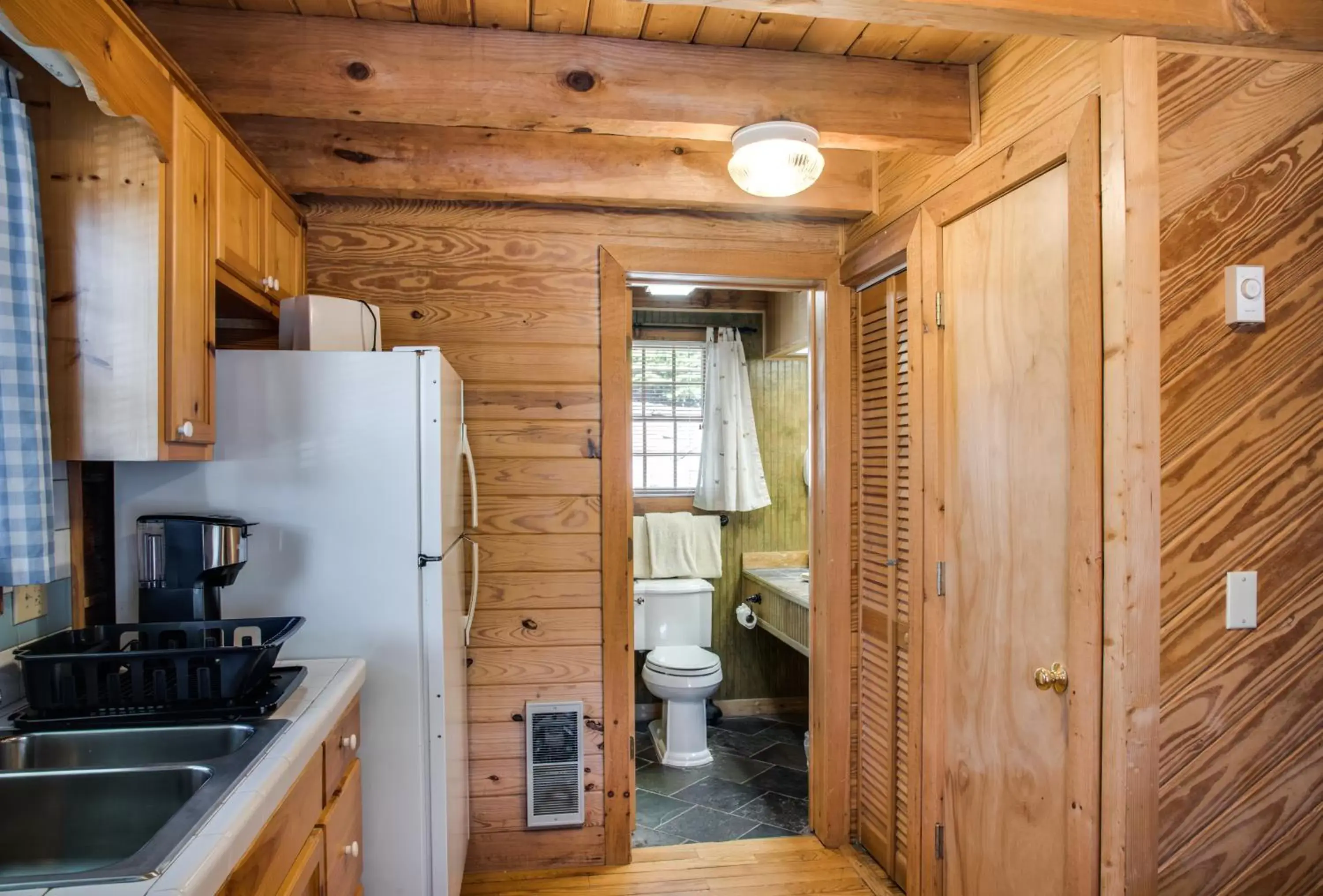 Kitchen/Kitchenette in Boxwood Lodge Blowing Rock near Boone-University