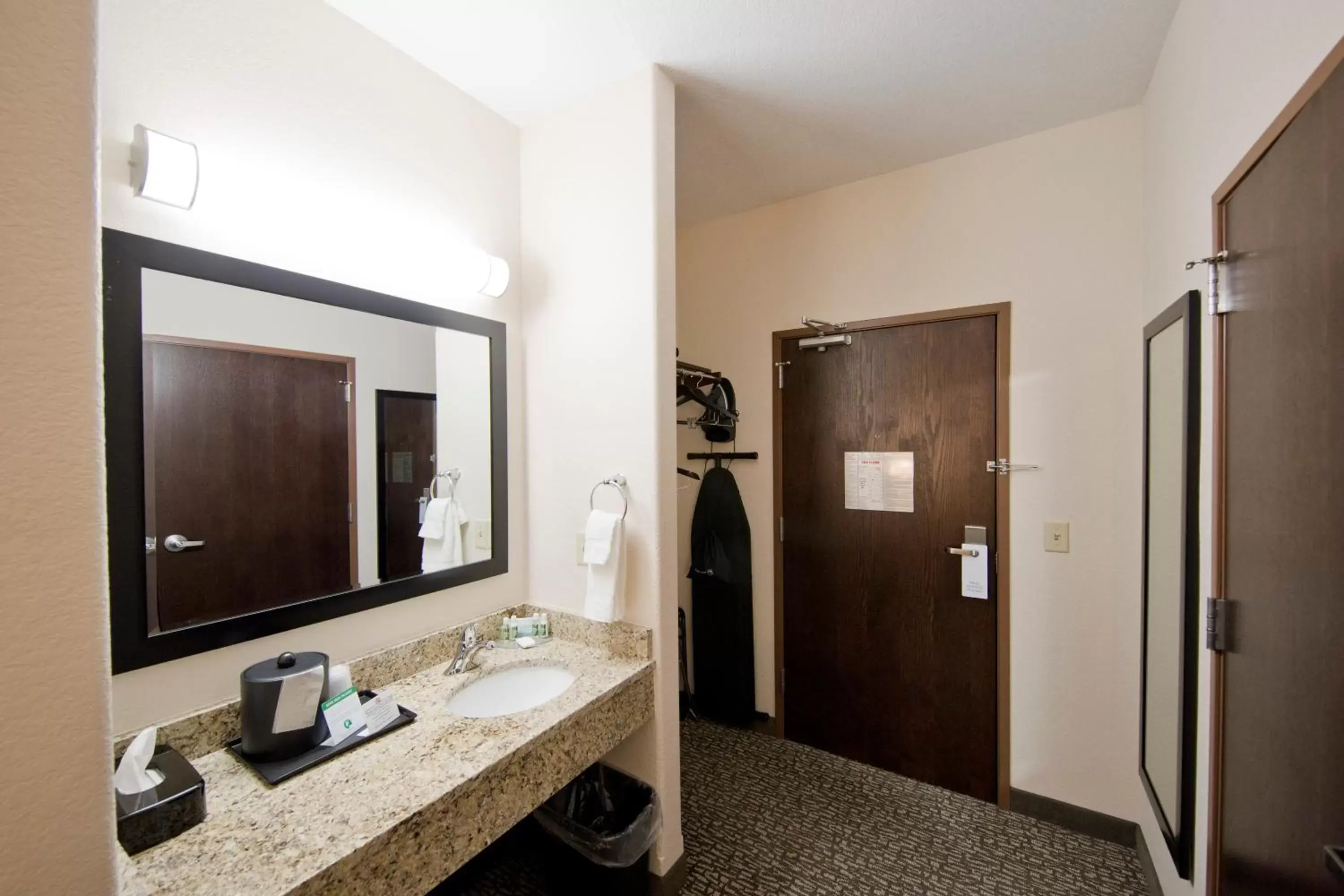 Bathroom in Cobblestone Inn & Suites – Manchester