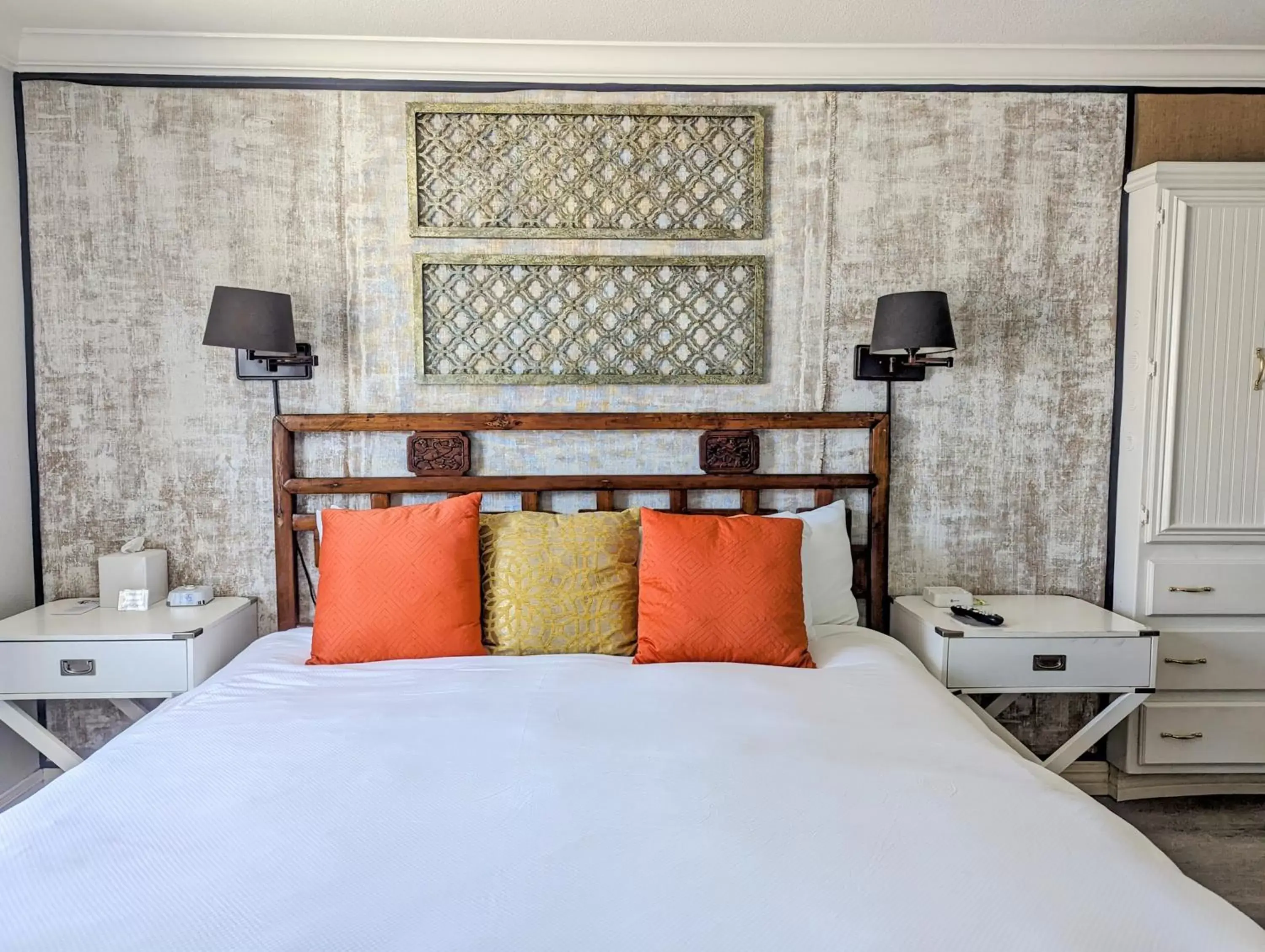 Bedroom, Bed in Capitola Hotel