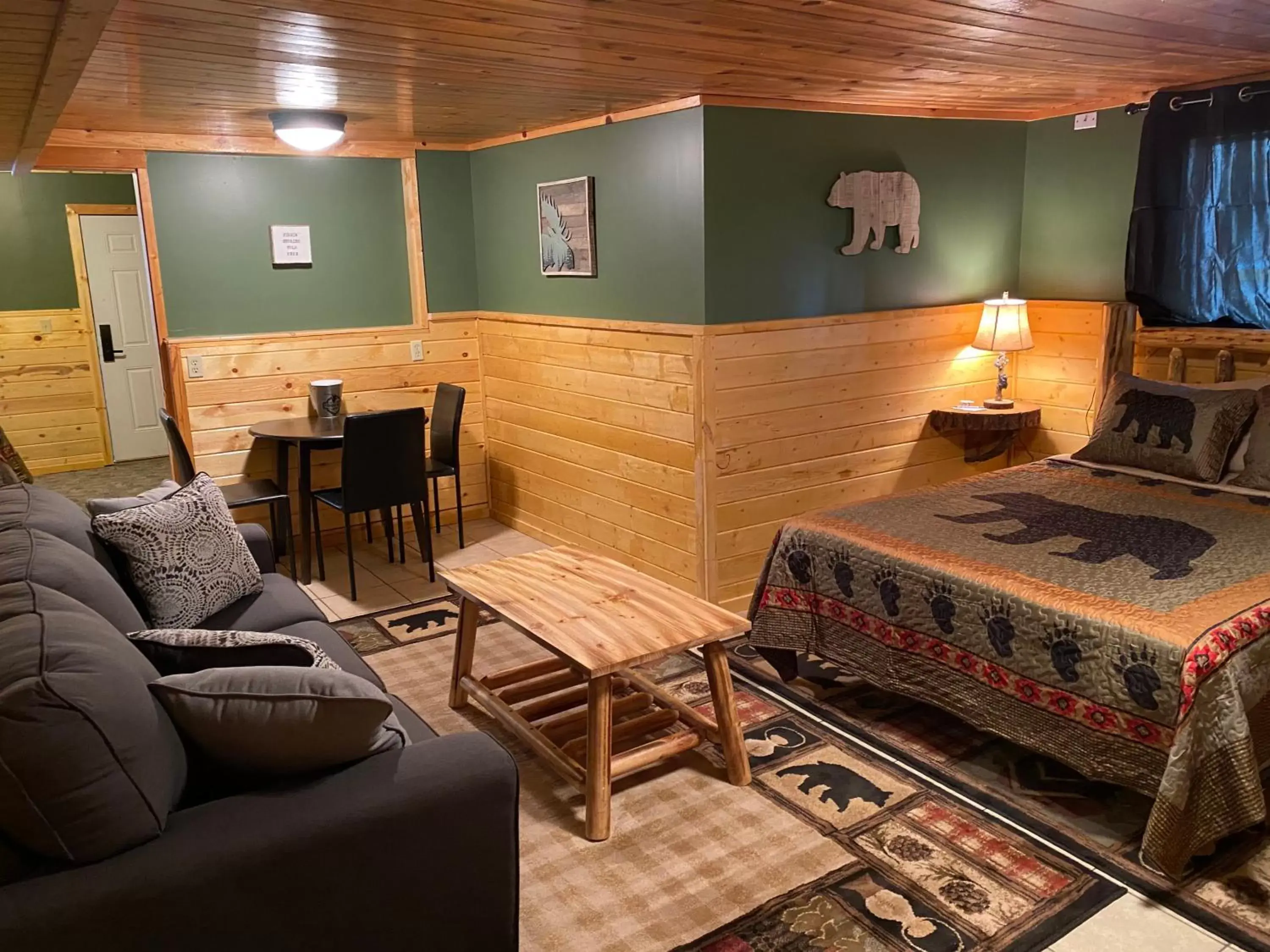 Communal lounge/ TV room in The Fishing Bear Lodge