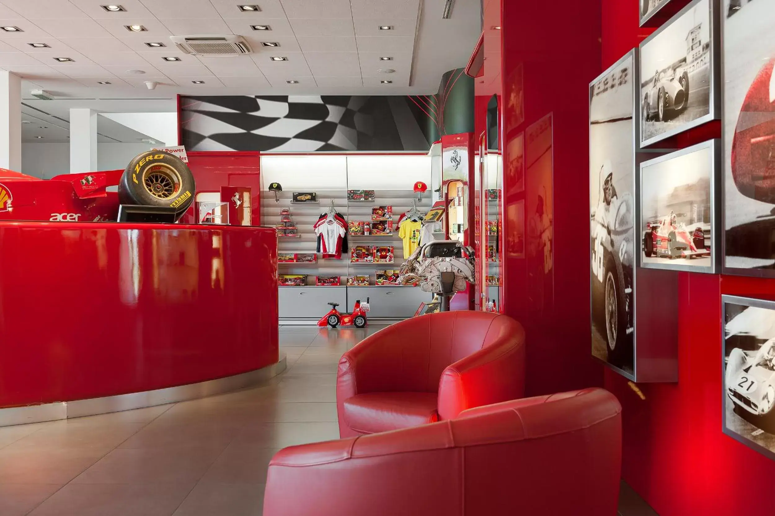 On-site shops, Lounge/Bar in Hotel Maranello Village