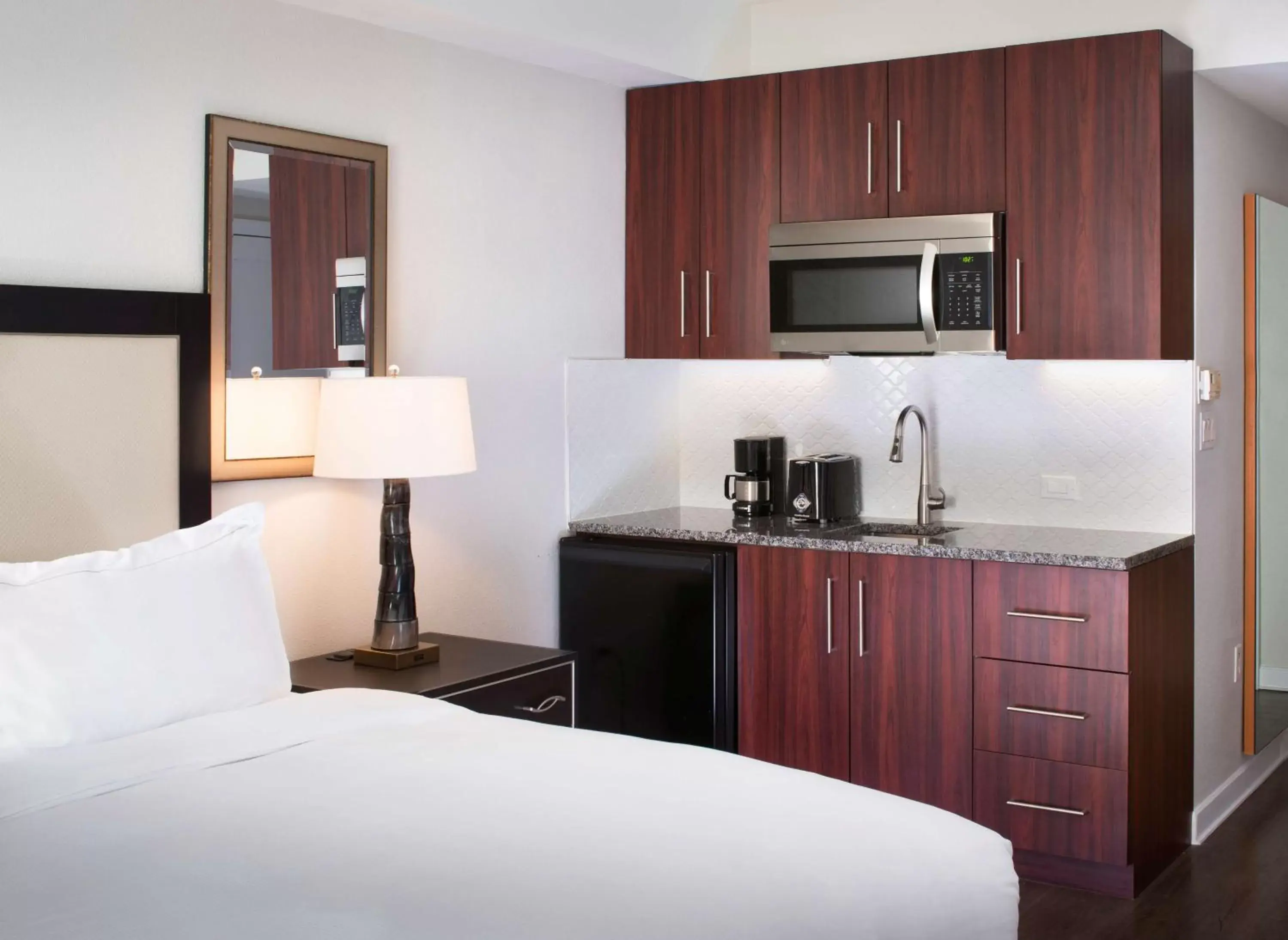 Bed, Kitchen/Kitchenette in Hilton Grand Vacations Club Las Palmeras Orlando