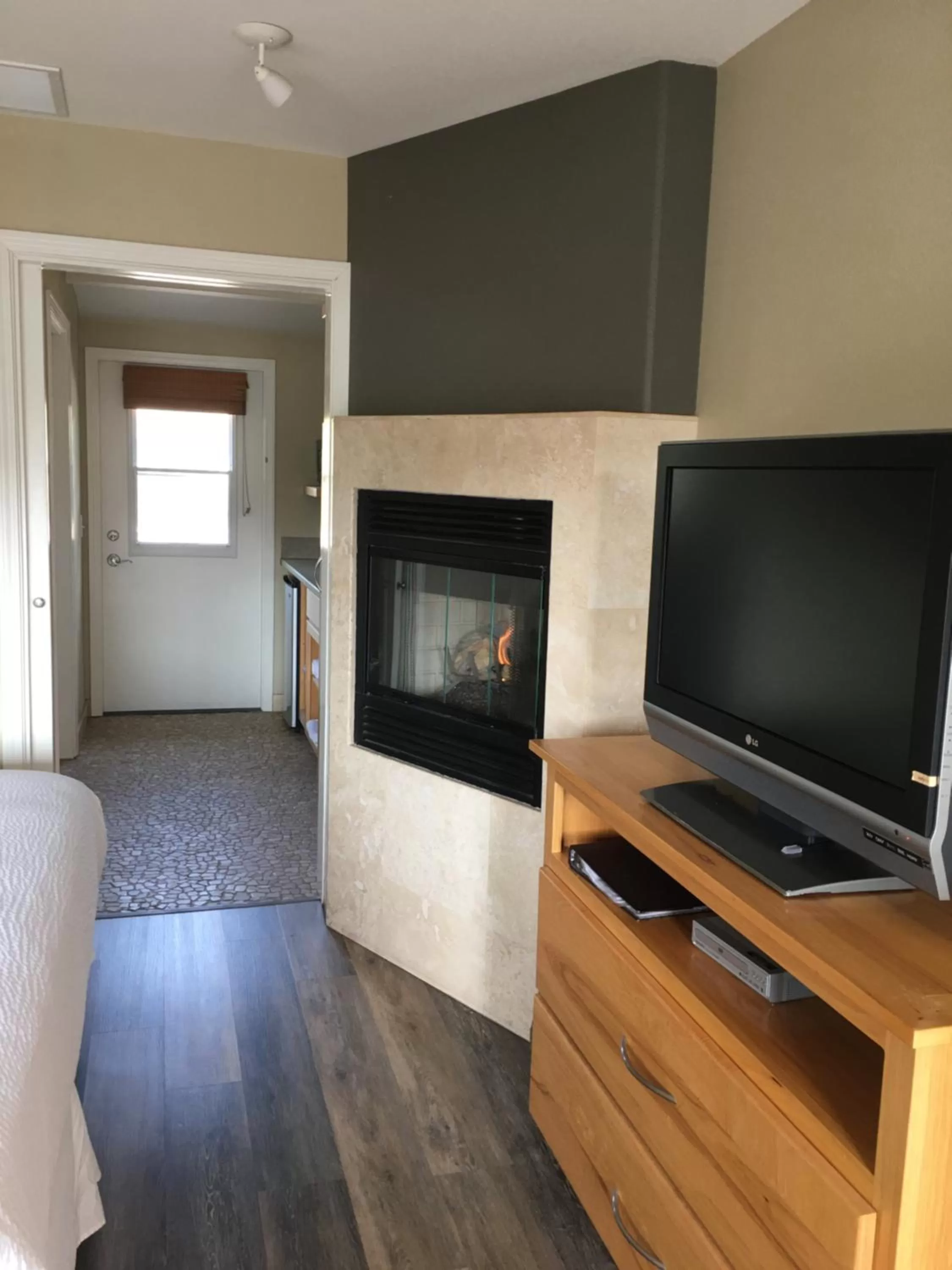 TV and multimedia in Cambria Shores Inn