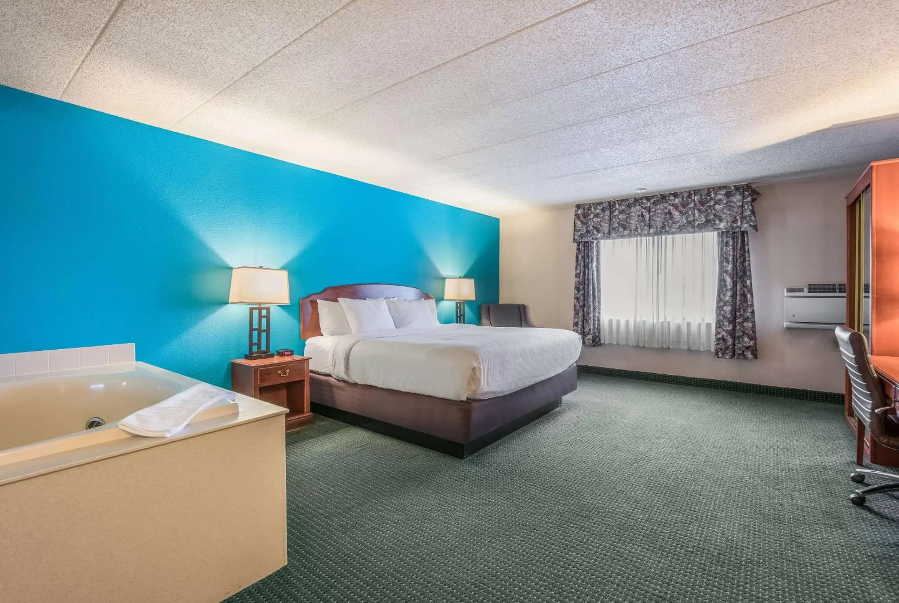 Photo of the whole room, Room Photo in Clarion Hotel and Convention Center Baraboo