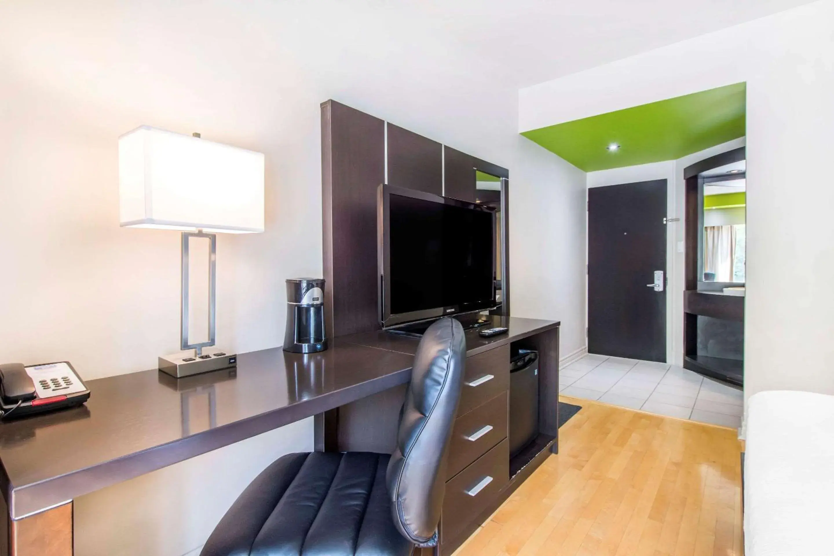 Photo of the whole room, TV/Entertainment Center in Travelodge by Wyndham Trois-Rivieres