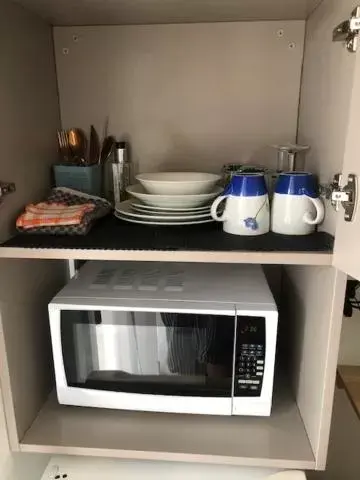 minibar, Kitchen/Kitchenette in Coachman Motel