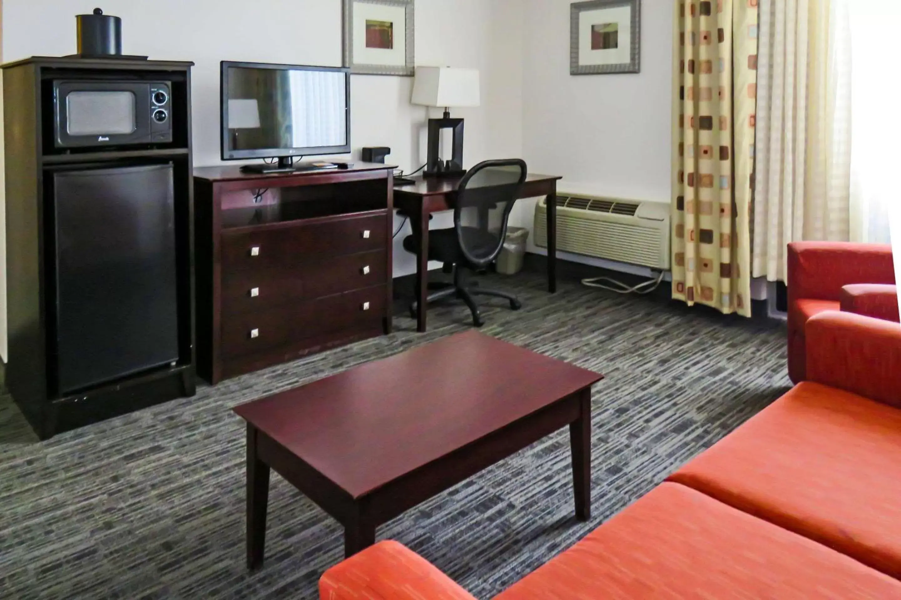 Photo of the whole room, Seating Area in Quality Inn & Suites Everett