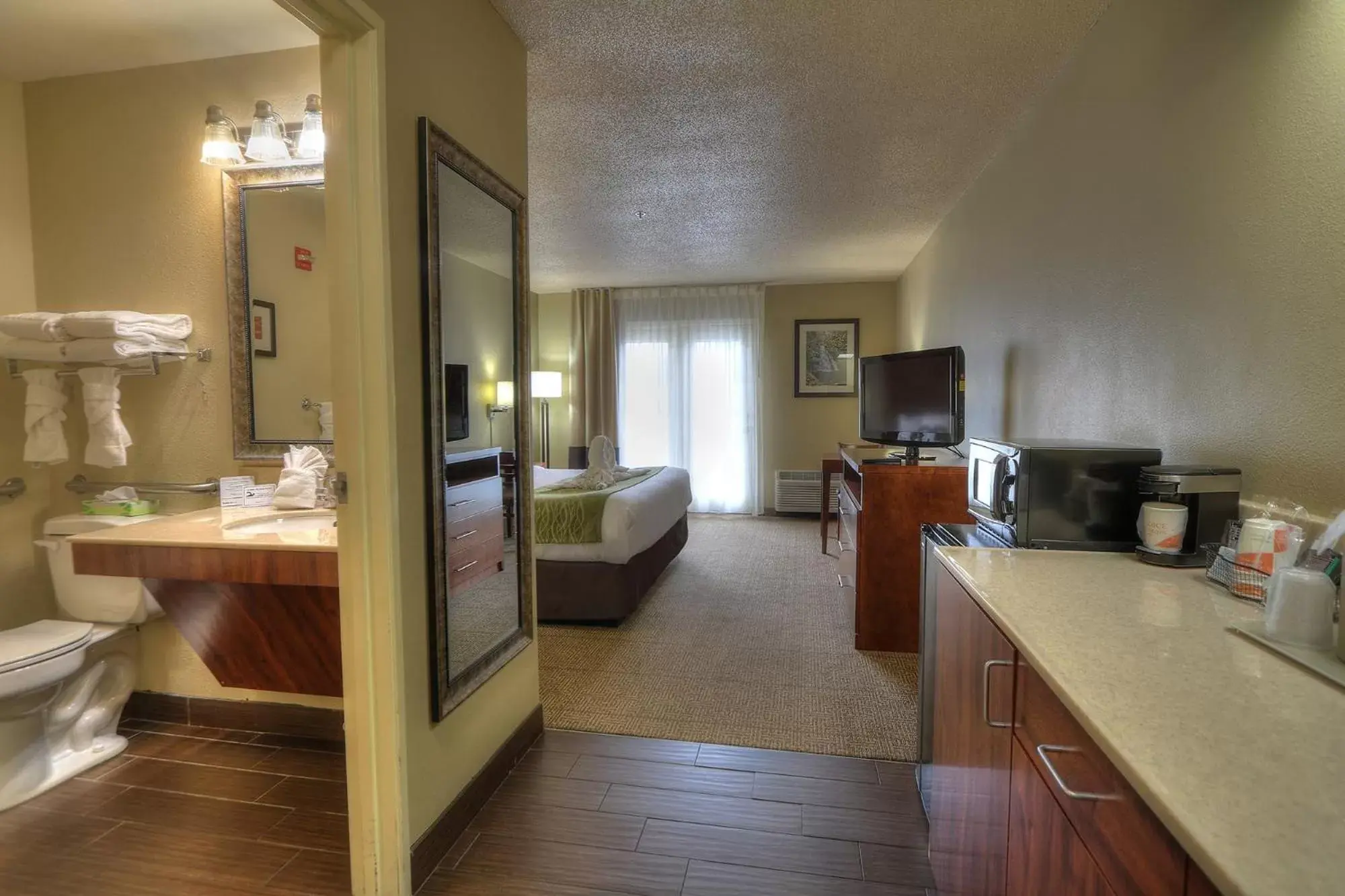 TV and multimedia, TV/Entertainment Center in Comfort Inn & Suites at Dollywood Lane