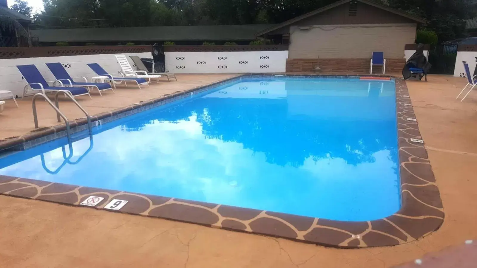 Swimming Pool in Sierra Inn
