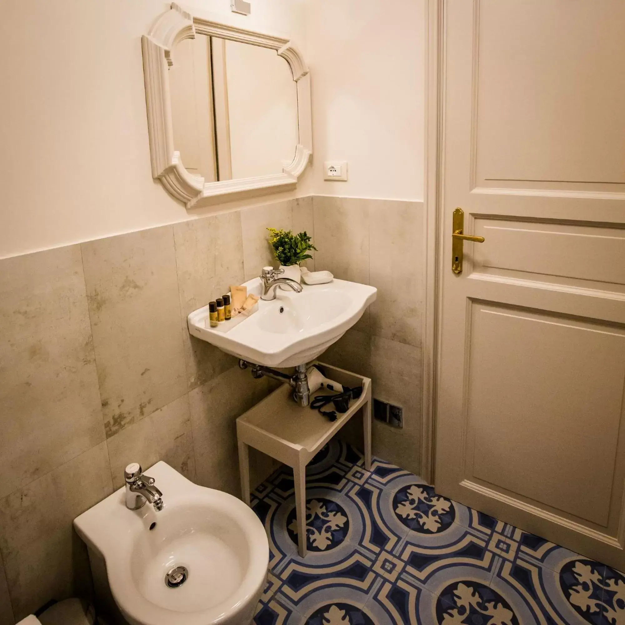 Toilet, Bathroom in San Pier Novello in Oltrarno