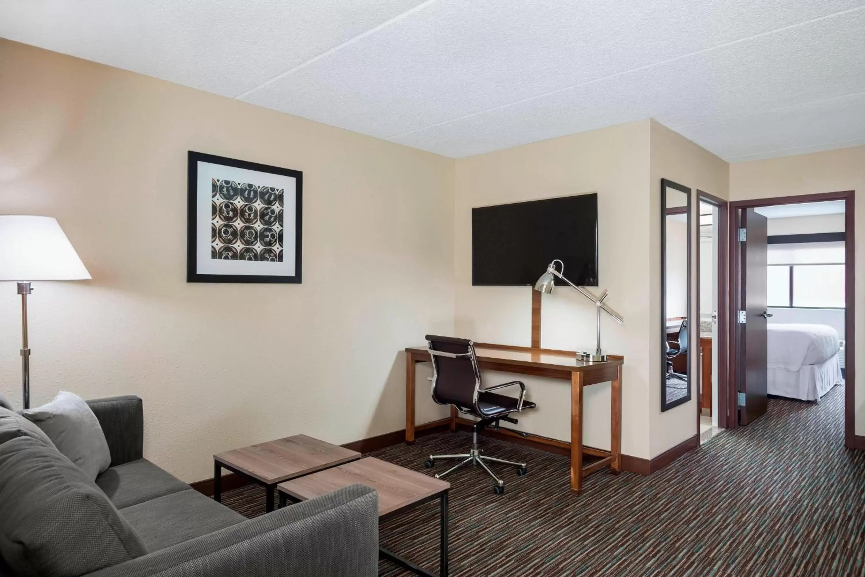 Living room, TV/Entertainment Center in Four Points by Sheraton Milwaukee Airport