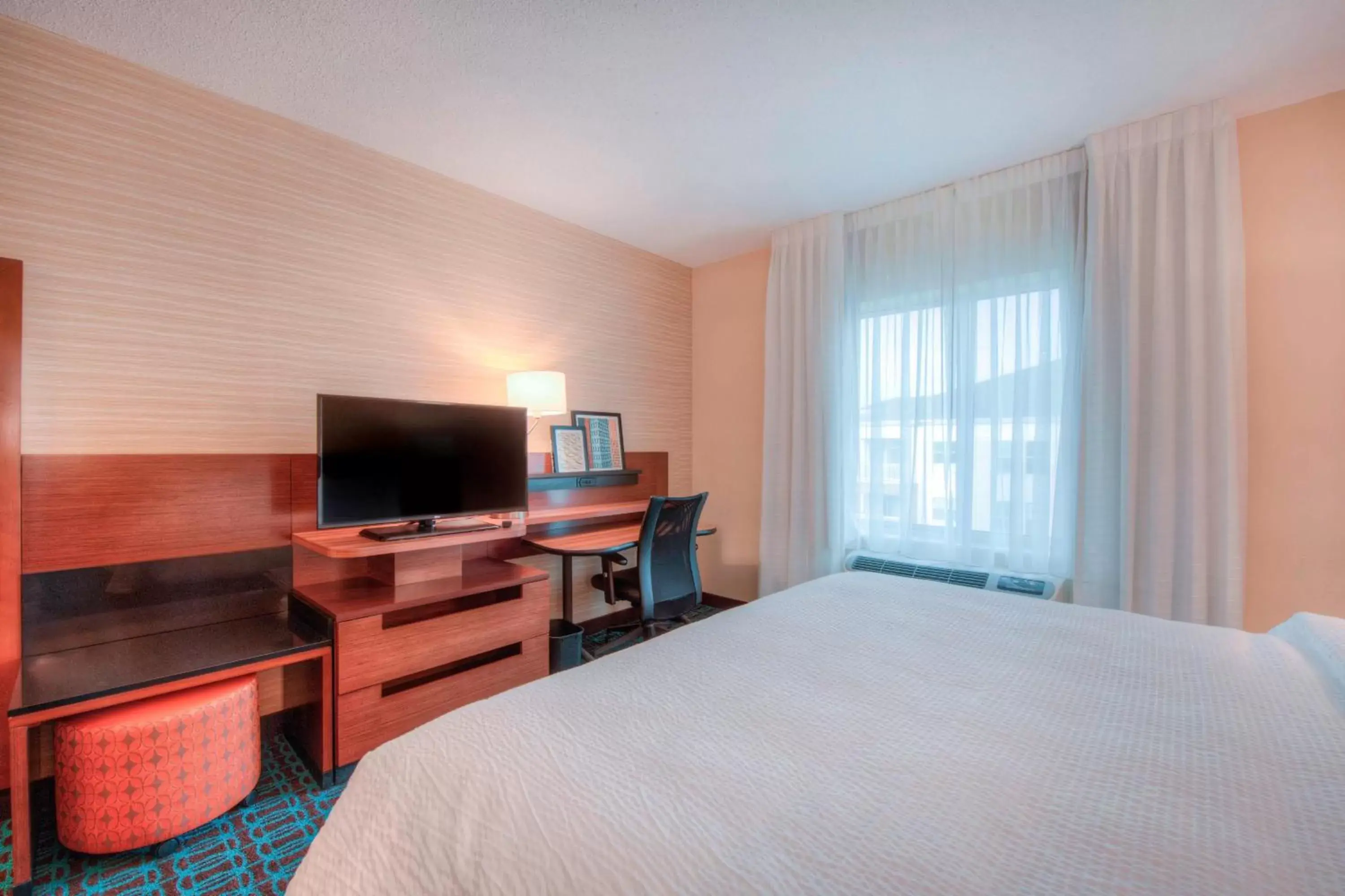 Photo of the whole room, Bed in Fairfield Inn & Suites by Marriott Charlotte Airport