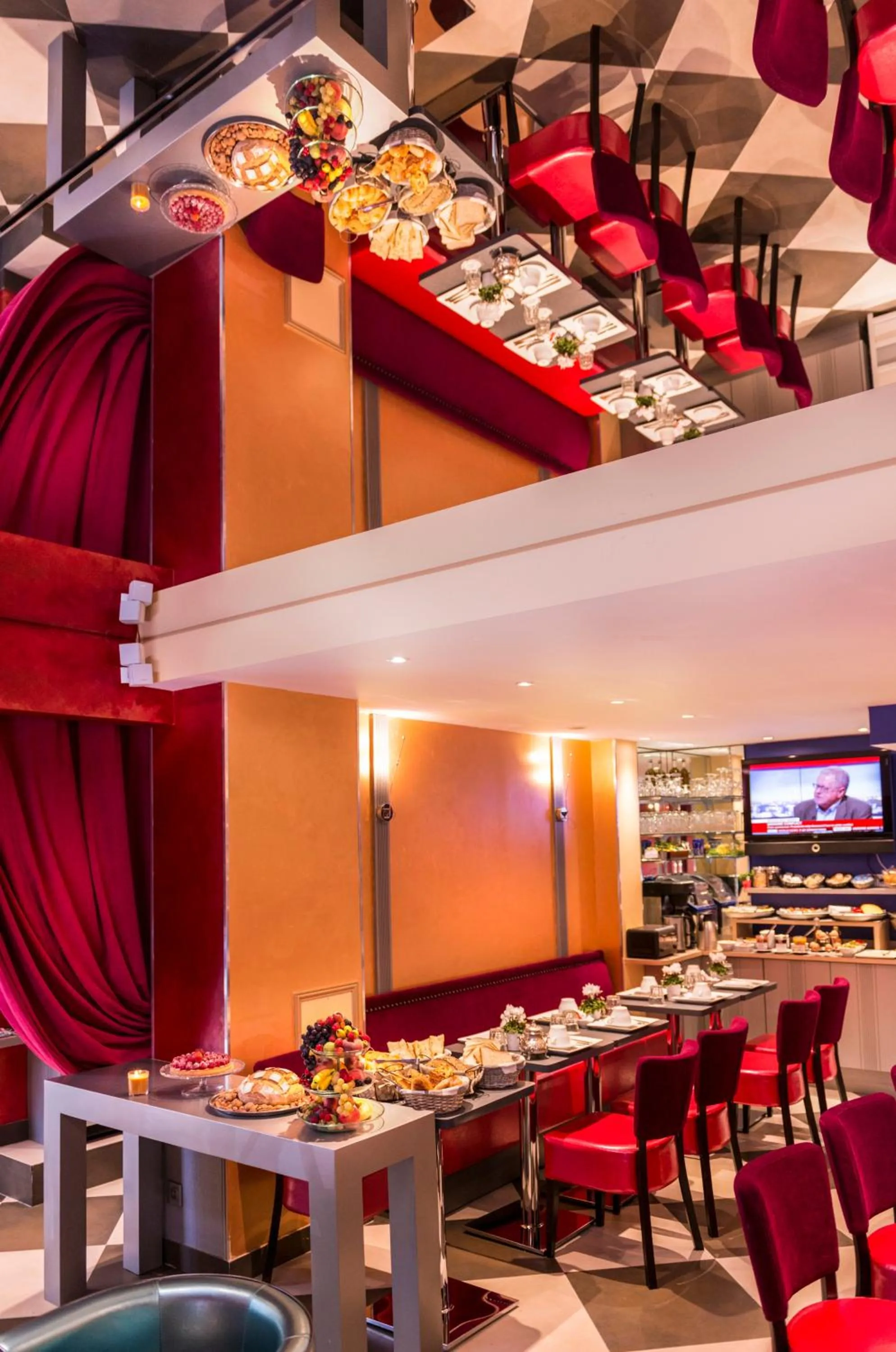 Restaurant/places to eat in Hotel Monceau Wagram