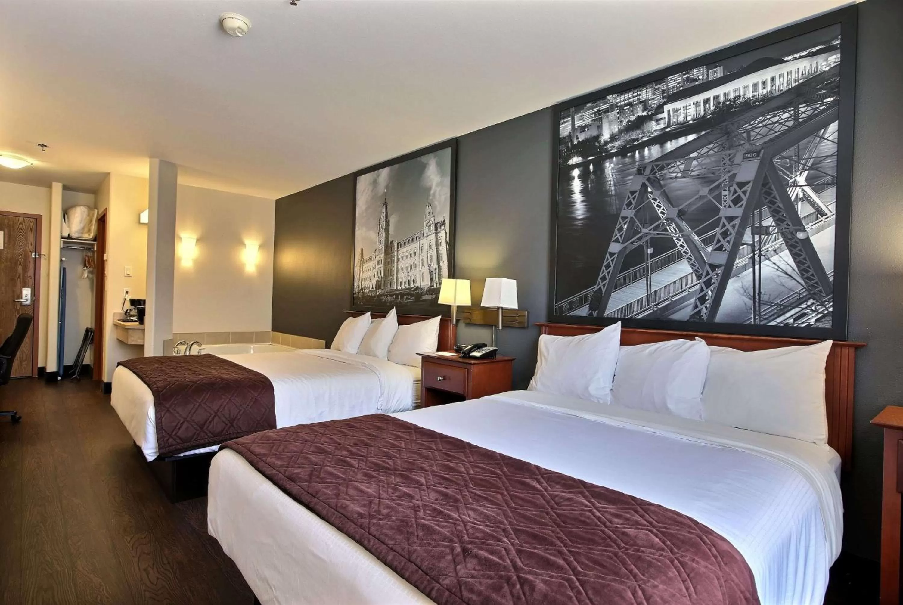 Photo of the whole room, Bed in Super 8 by Wyndham Trois-Rivieres