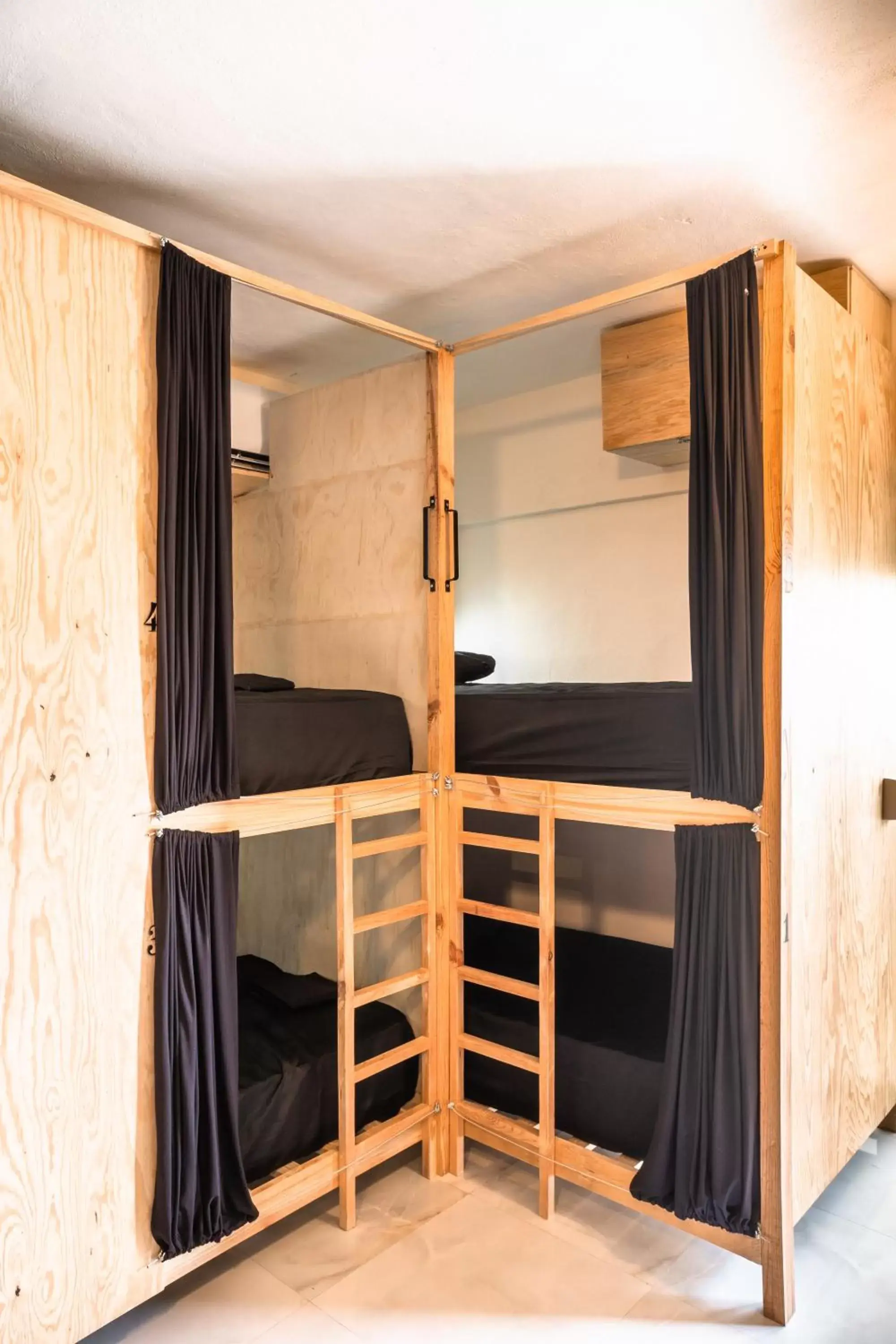 bunk bed in Maui hostel playa del carmen