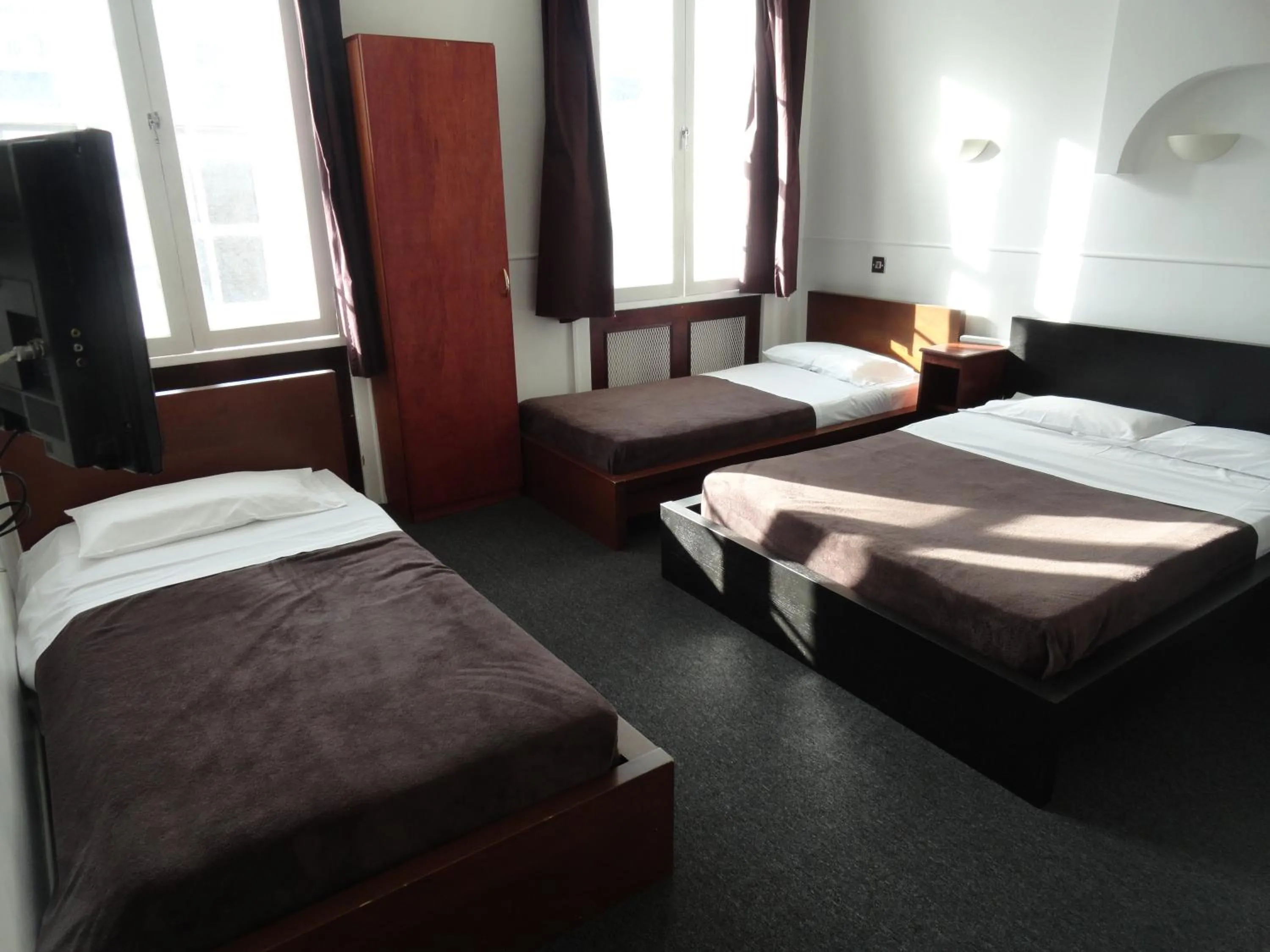 Quadruple Room in London Continental Hotel