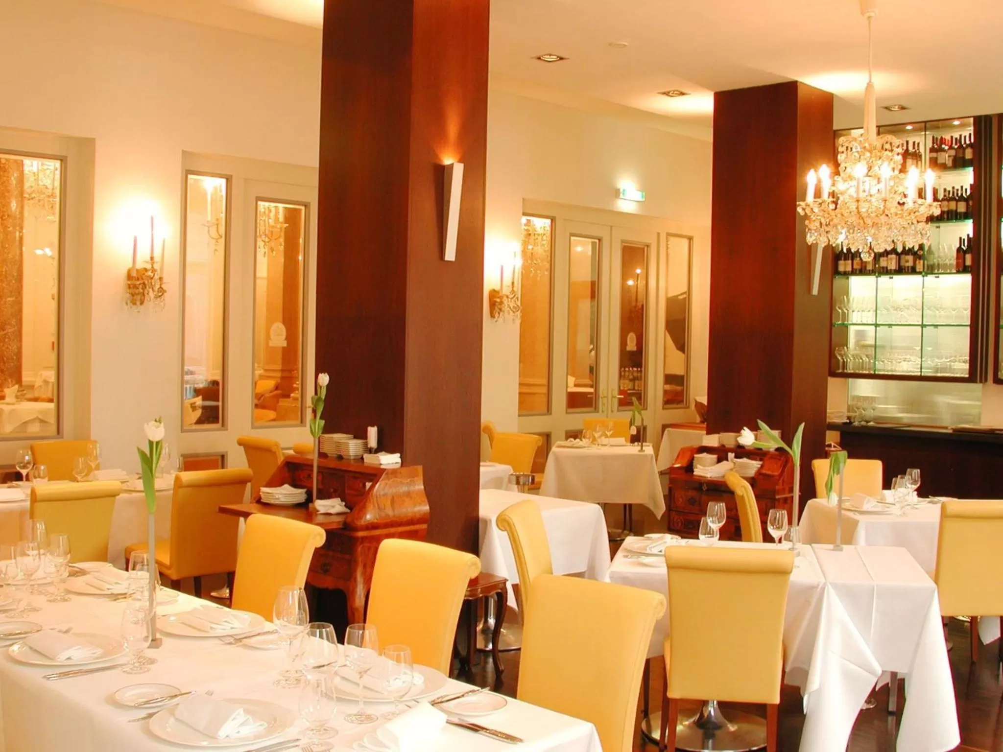 Restaurant/places to eat in Hotel Ambassador