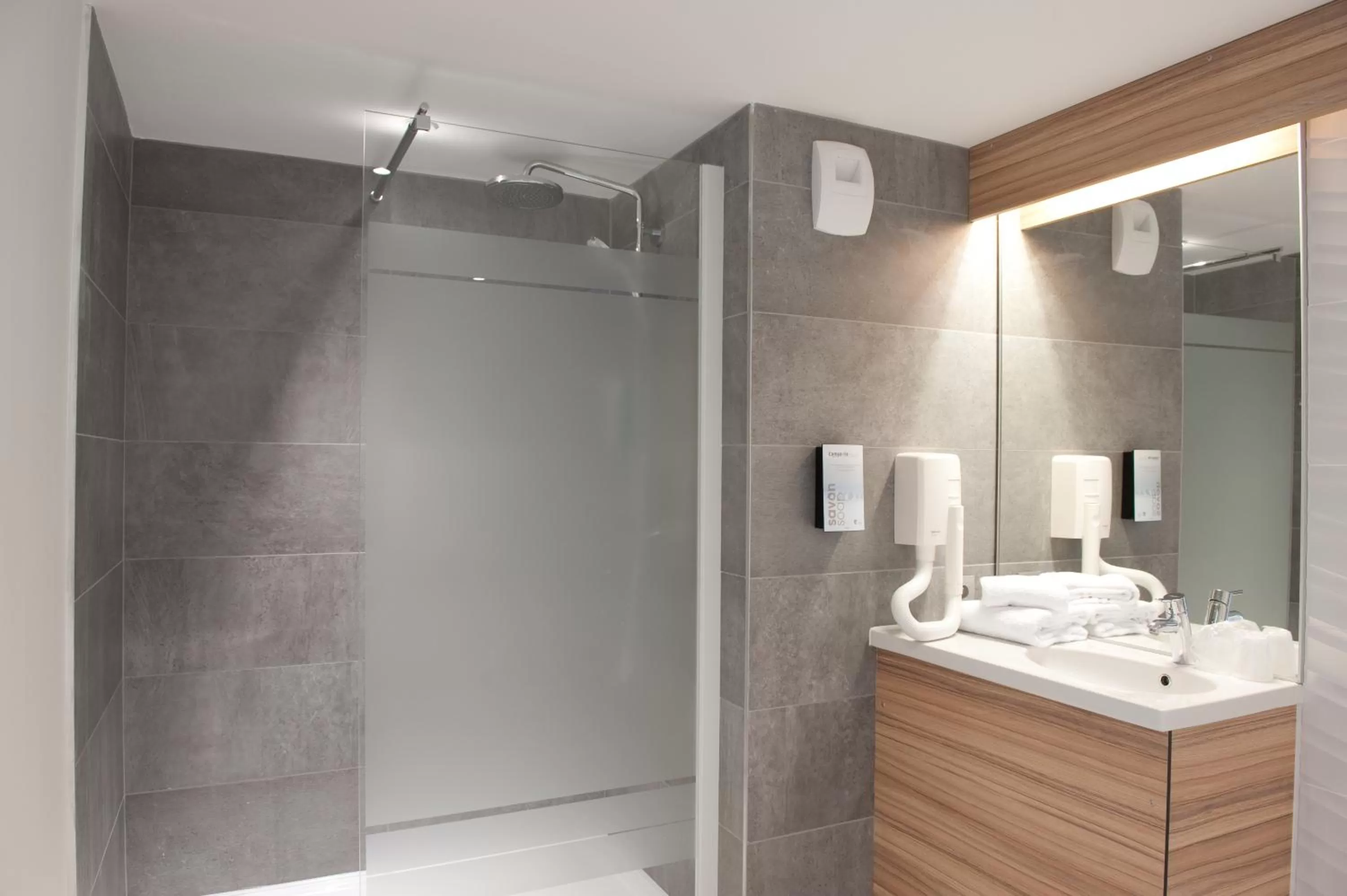 Bathroom in Campanile Limoges Centre - Gare