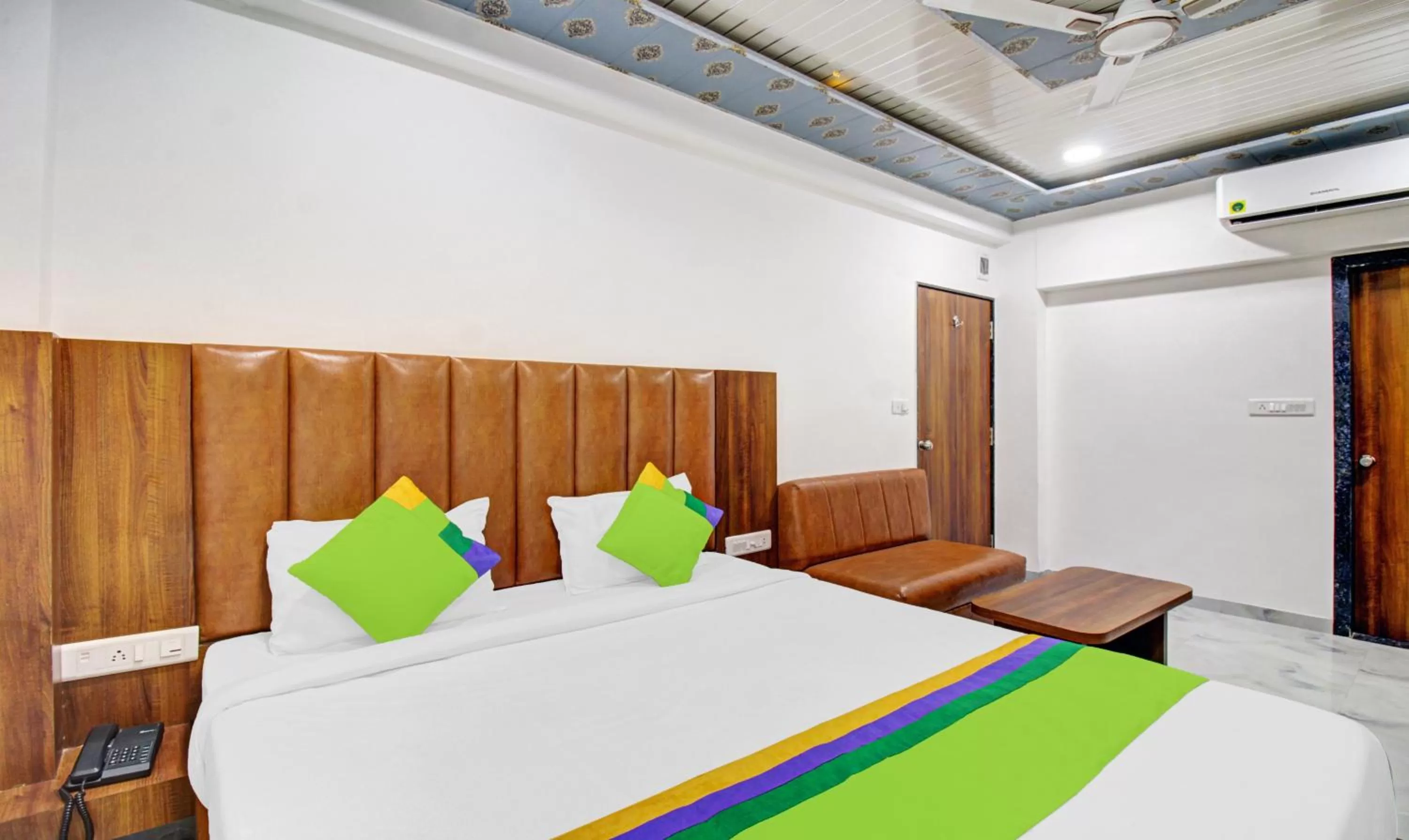 Bedroom, Bed in Treebo Hotel Rk Inn, Railway Station