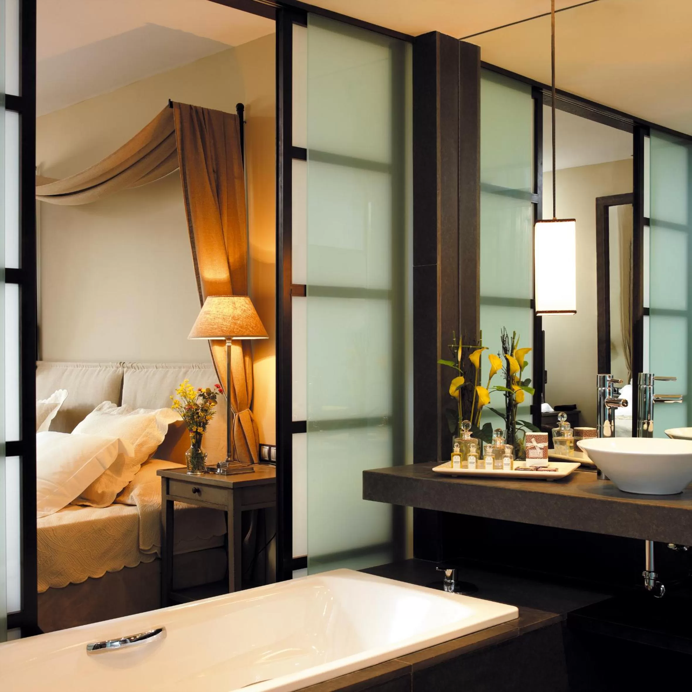 Toilet, Bed in Asia Gardens Hotel & Thai Spa, a Royal Hideaway Hotel