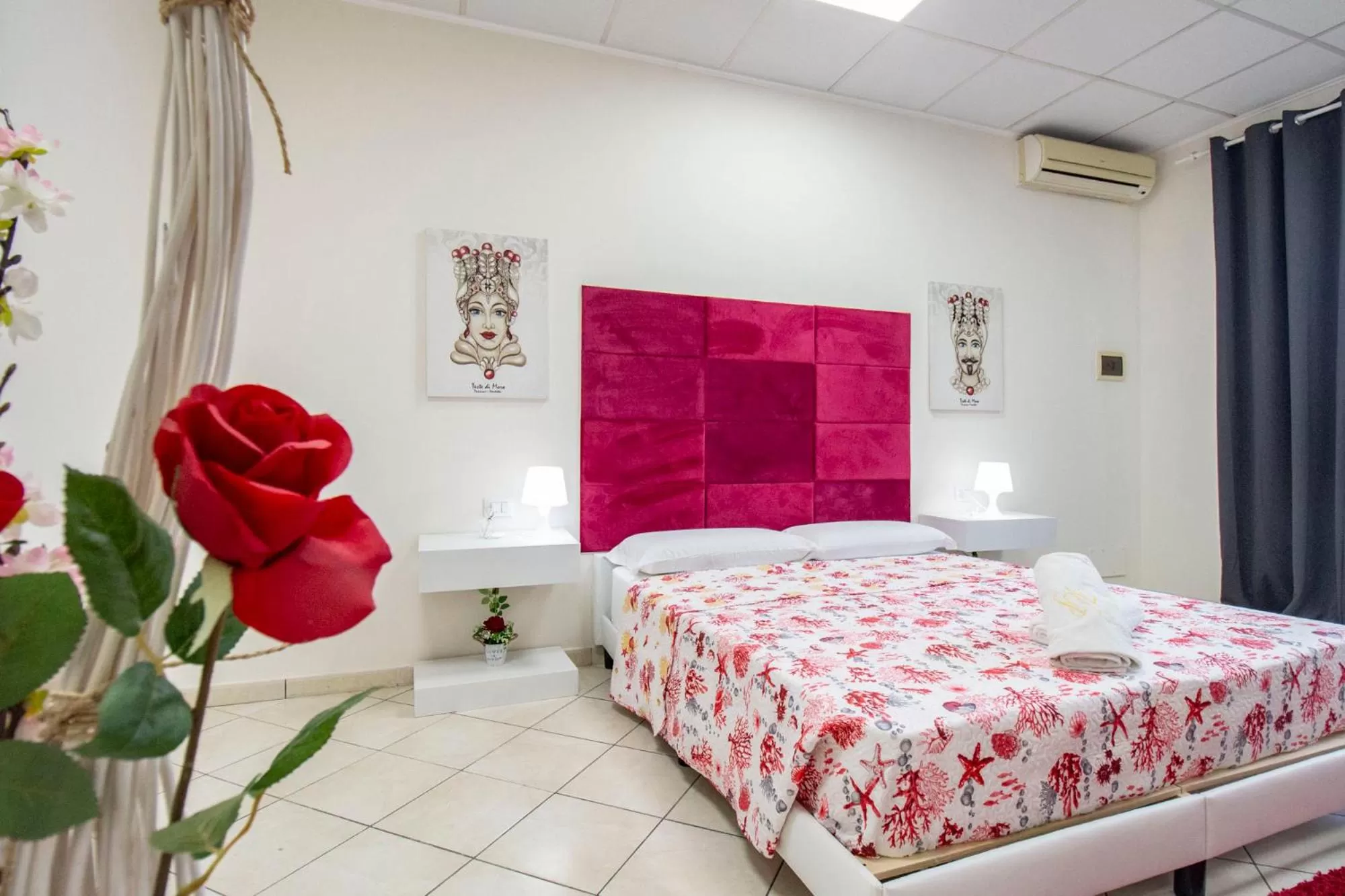 Bed in Royal Playa Suite and Apartament -private parking- self chek out