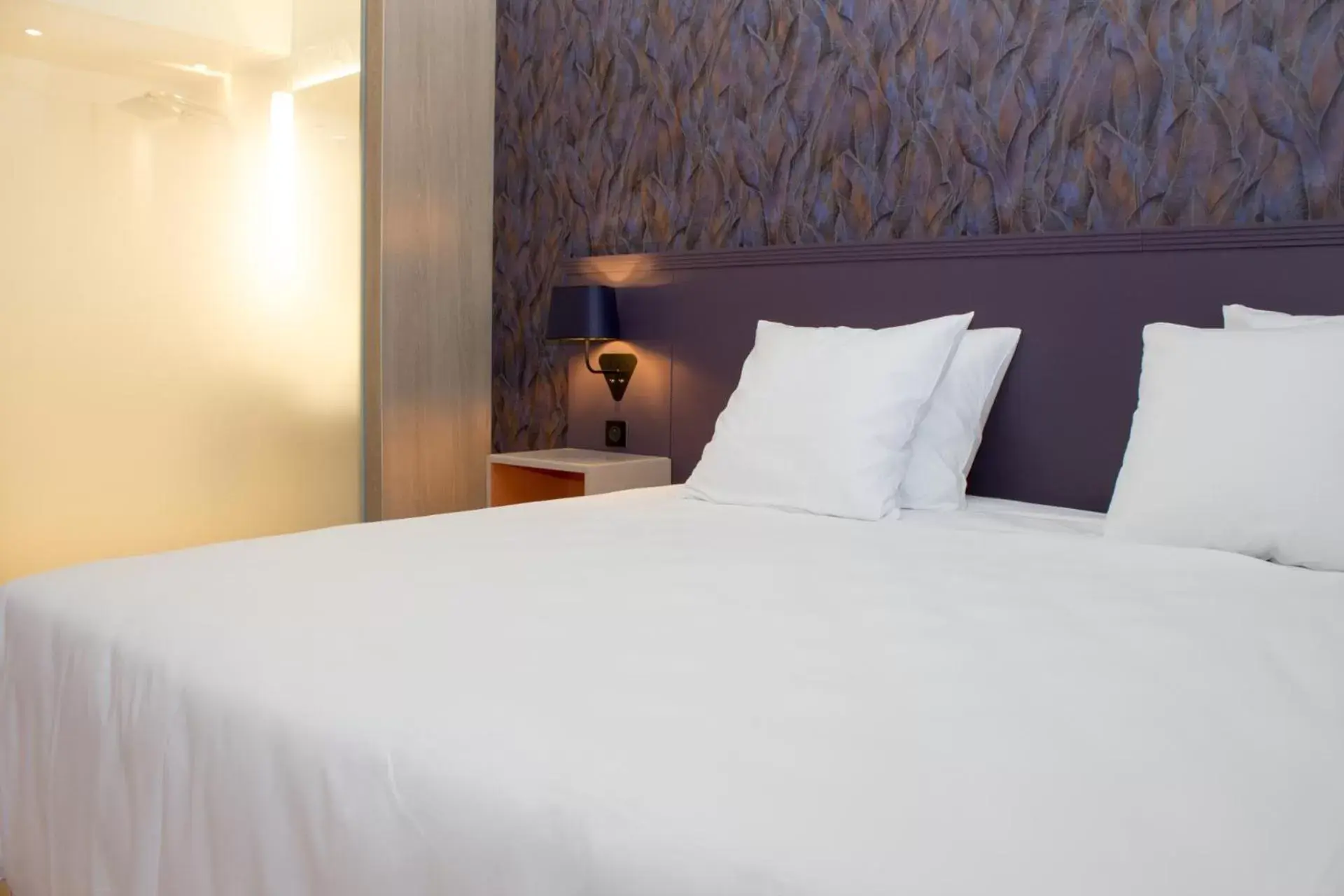 Bedroom, Bed in Hôtel Oceania Le Métropole