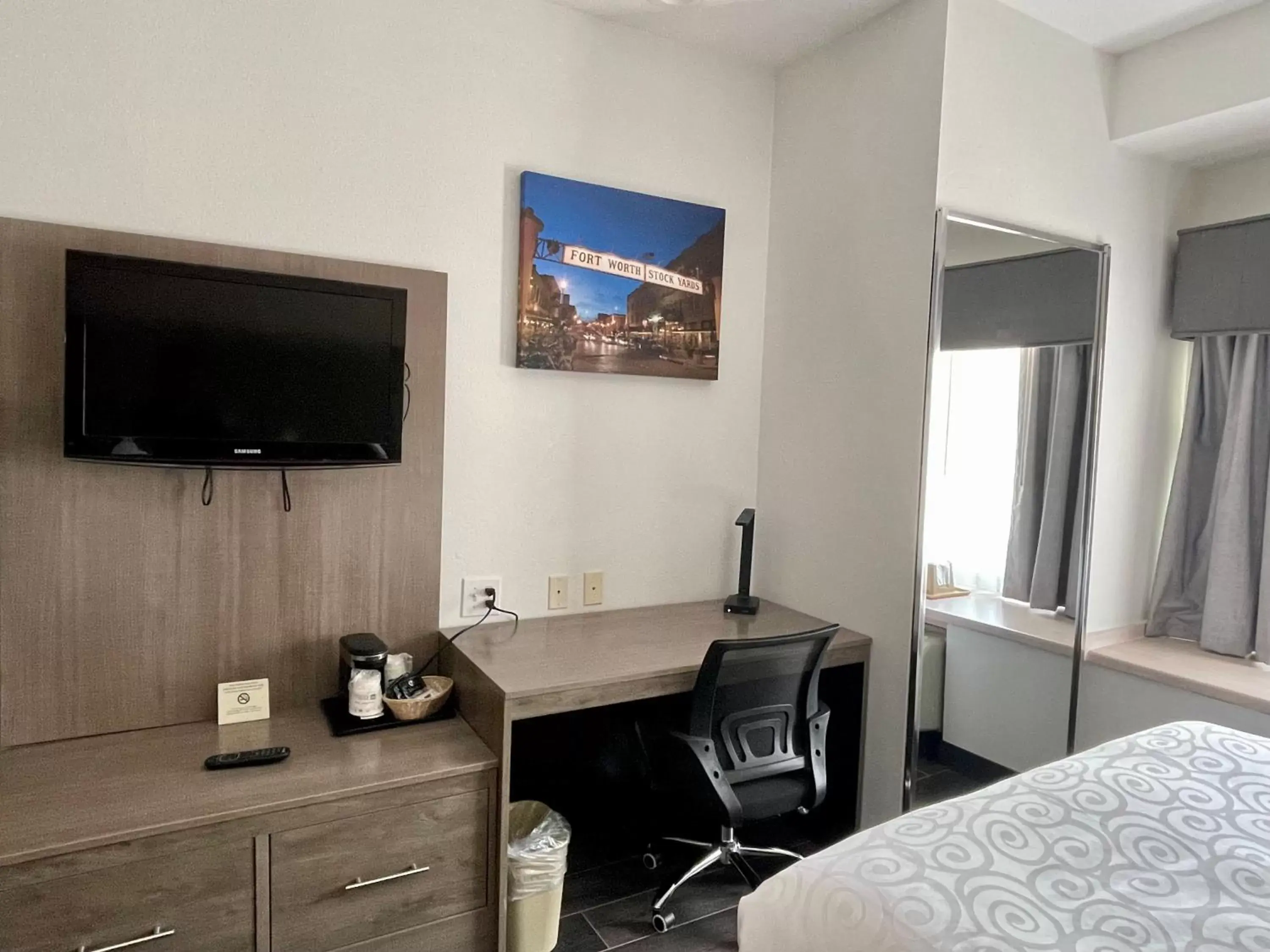Bedroom, TV/Entertainment Center in Best Western Roanoke Inn & Suites