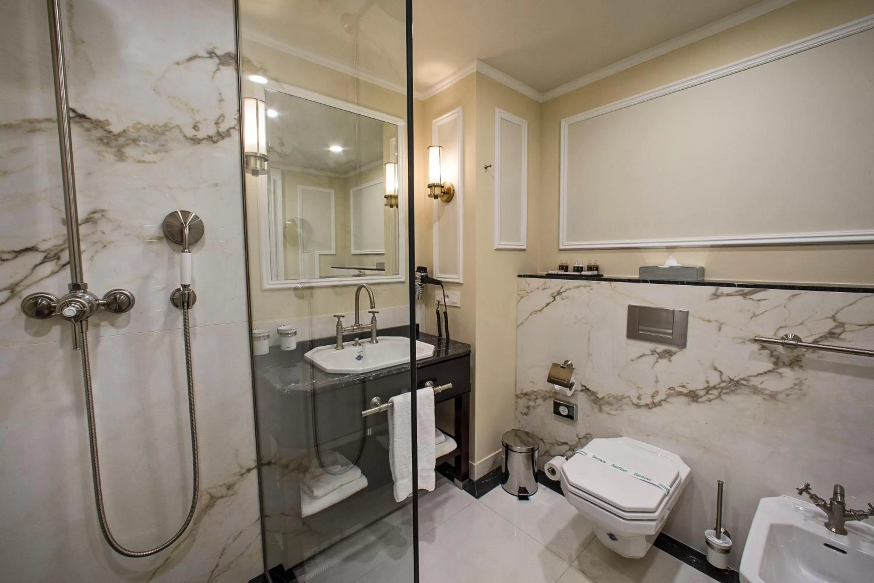 Toilet in Wilson Palace by LOFT