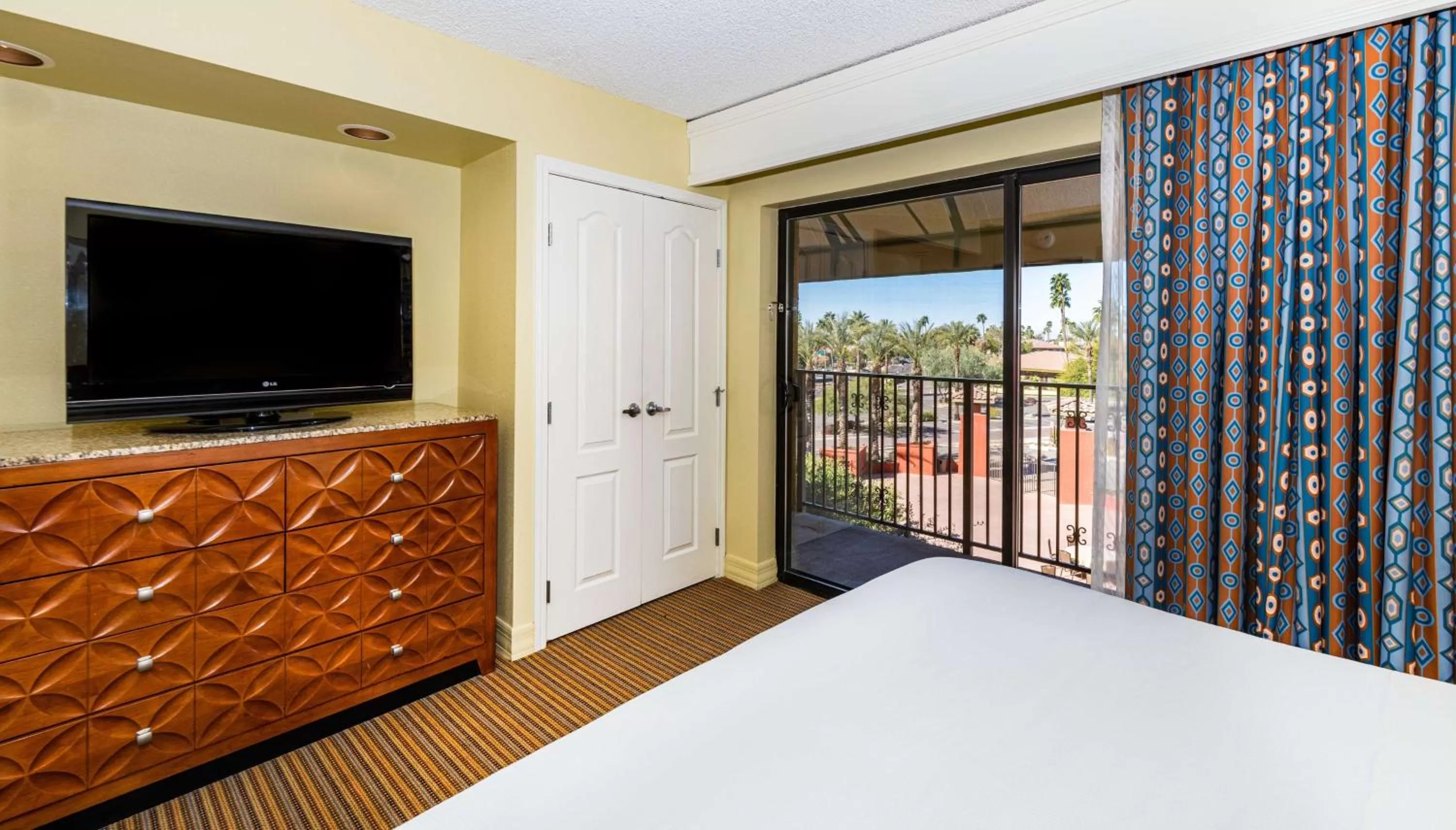 Bed in Hilton Phoenix Resort at the Peak