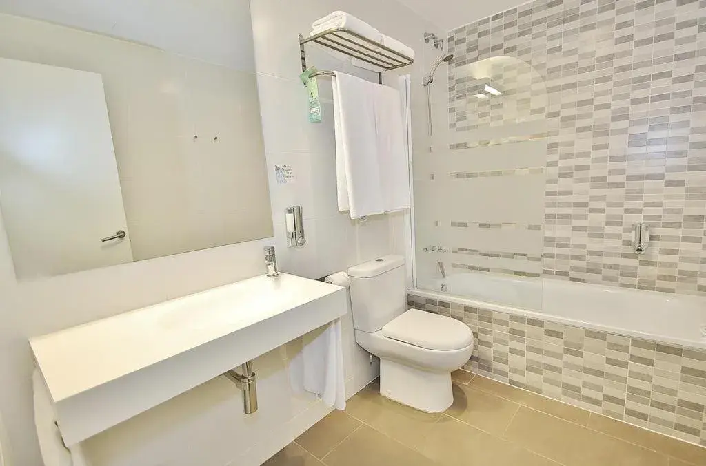 Bathroom in Hotel BestPrice Diagonal