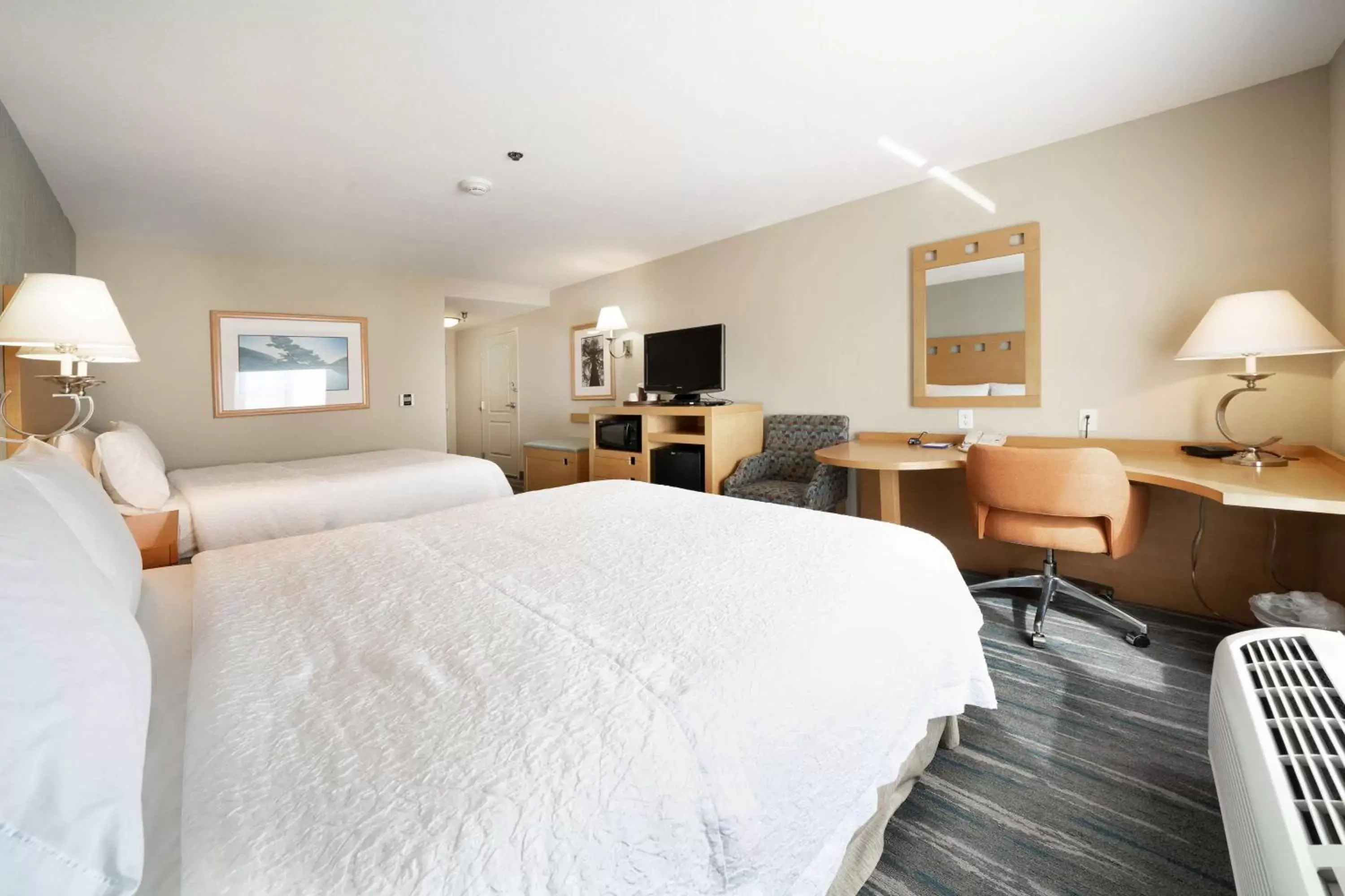 Bed in Hampton Inn & Suites Madera