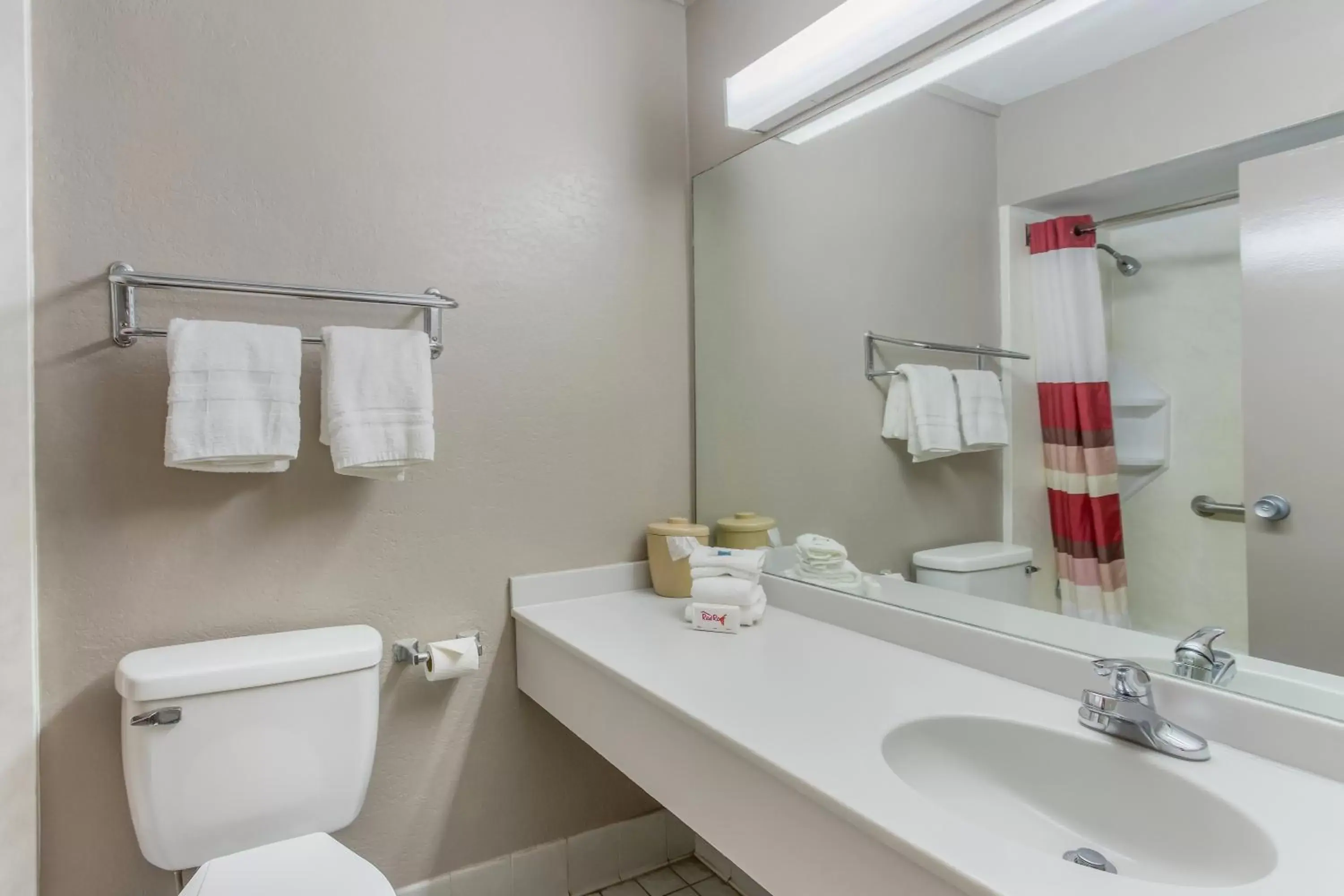 Bathroom in Red Roof Inn Meridian